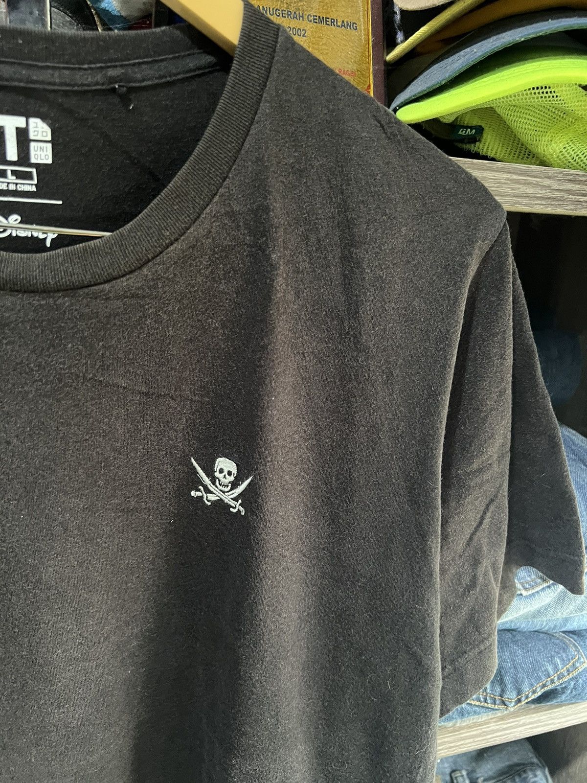 Disney 🔥Sun Faded Uniqlo Disney Pirates of The Carribean Tee Size US M / EU 48-50 / 2 - 5 Thumbnail