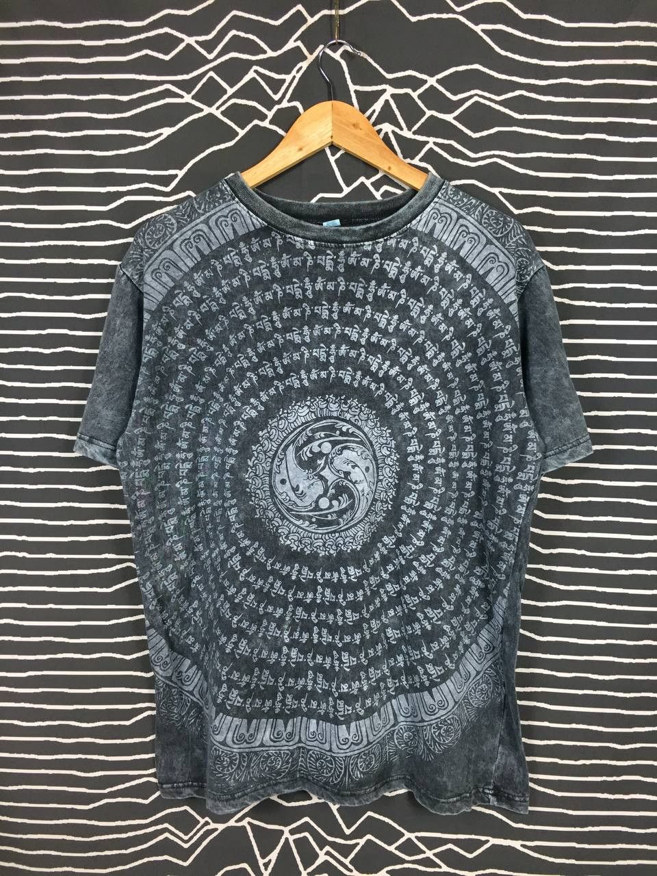 Vintage Ying & Yang Tibetan Scripted All Over Print Stonewash Tee Size US L / EU 52-54 / 3 - 2 Thumbnail