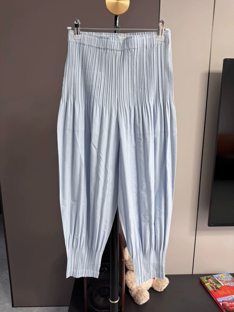 Issey Miyake Issey Miyake size:2 Baby blue pleated puff pants Size 23" - 1 Thumbnail
