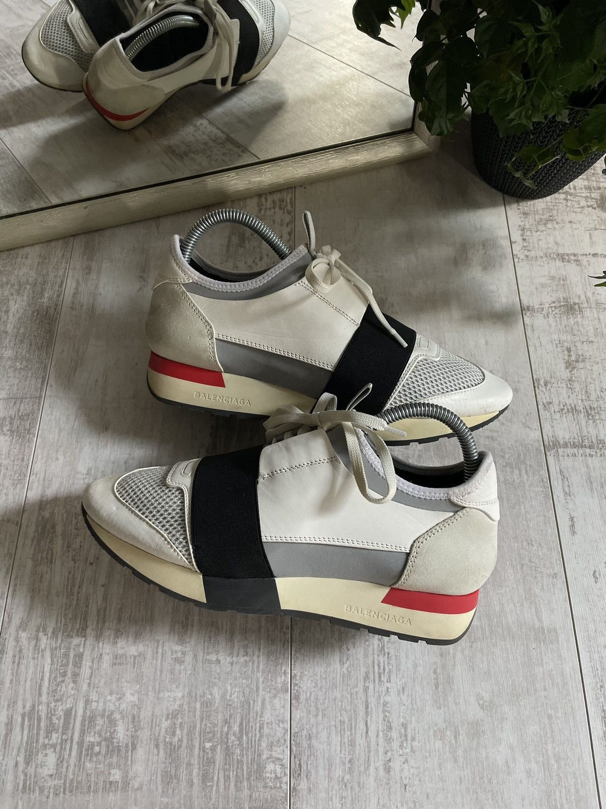 Balenciaga Balenciaga Race Runner Leather Sneakers White Size US 8 / IT 38 - 1 Thumbnail