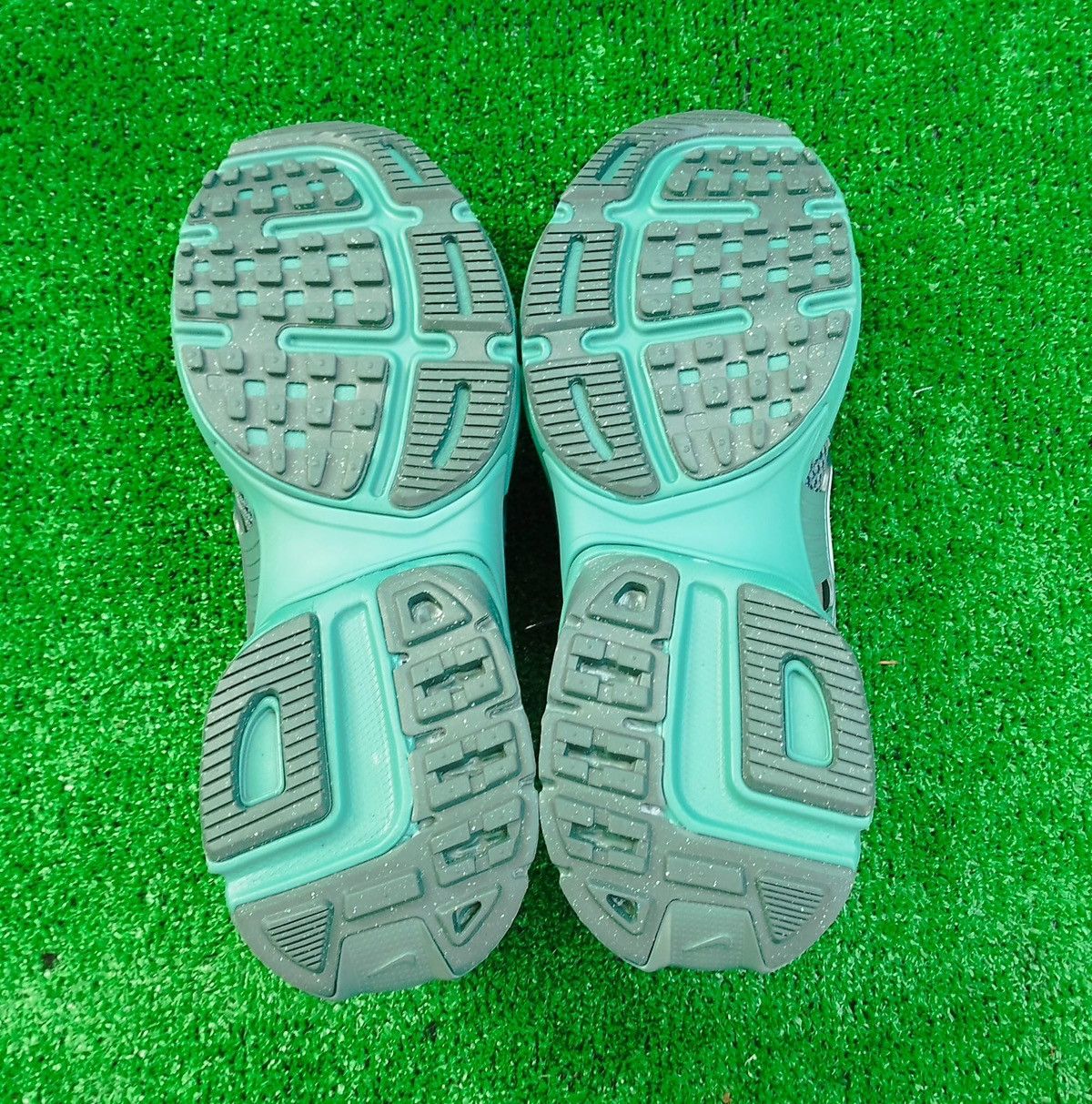 Nike Shoes Nike V2K Run Unisex. Size US 9 / EU 42 - 6 Thumbnail