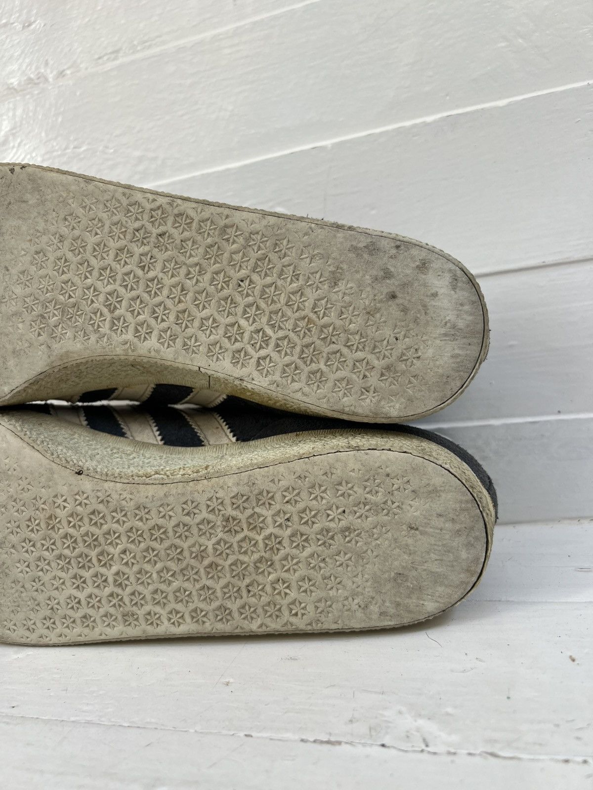 Adidas RARE Vintage Adidas Gazelle Navy Blue Suede White Shoes Size US 9 / EU 42 - 13 Thumbnail