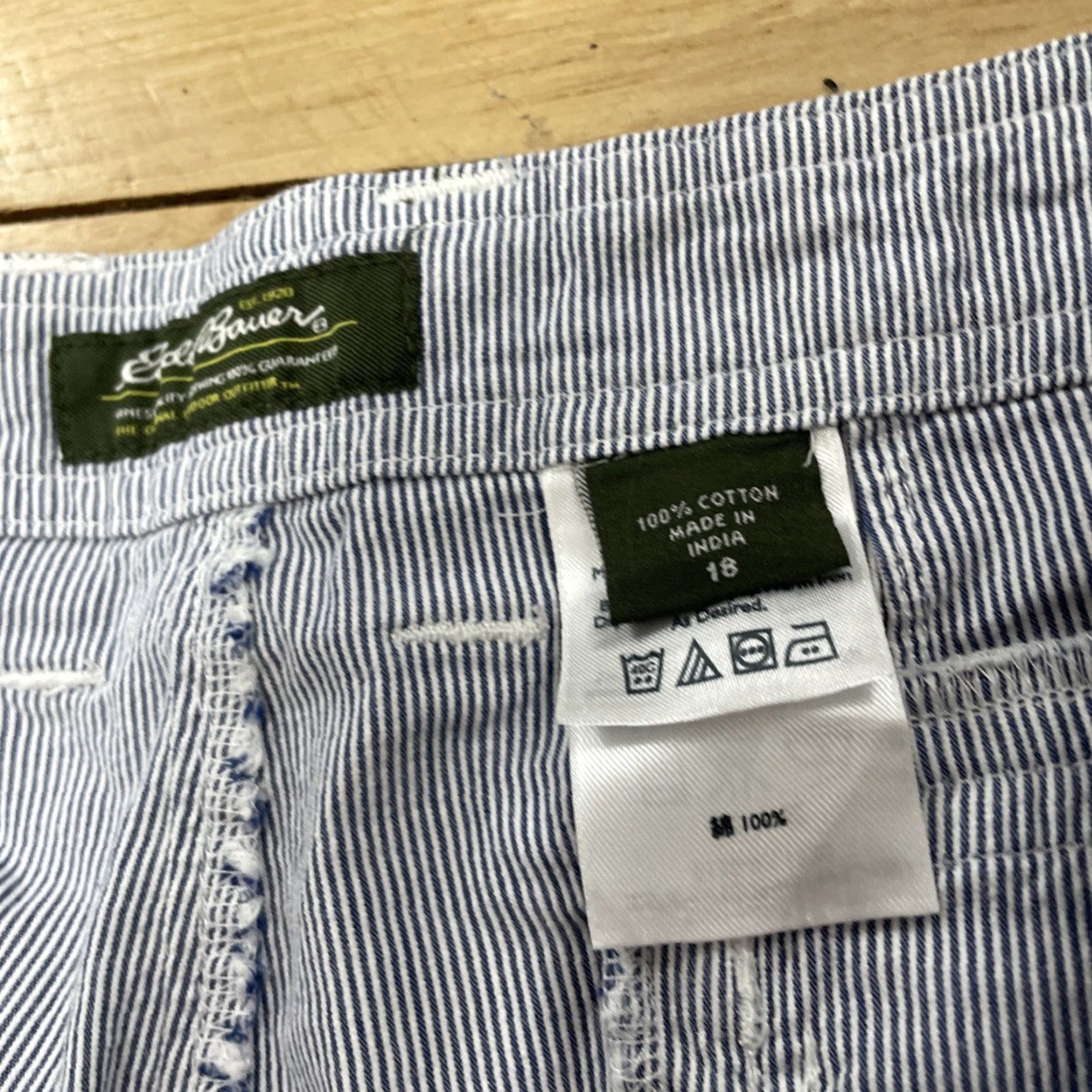 Eddie Bauer VINTAGE Eddie Bauer Bermuda Shorts Women 18 40x15 Blue White Yacht Old Money Striped Bermuda Shorts Womens 18 Blue White Preppy Old Money Size 40" / US 18 - 4 Thumbnail