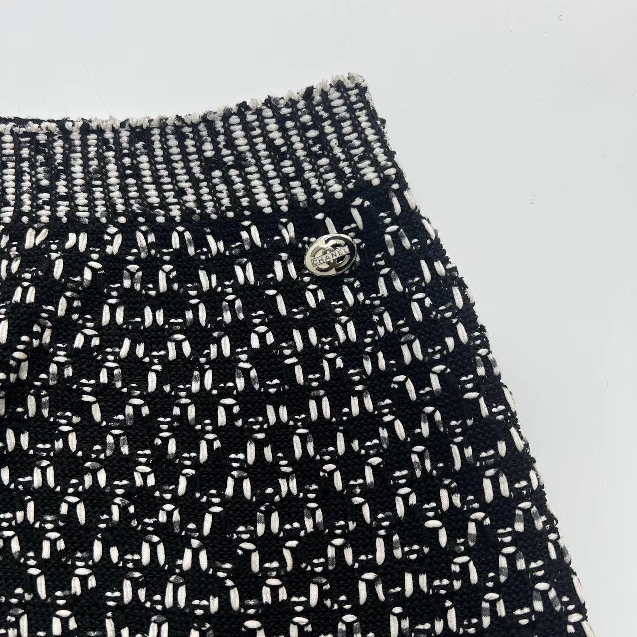 Chanel Chanel Black & White Woven CC Skirt K12 Size 25" / US 0 / IT 36 - 3 Thumbnail