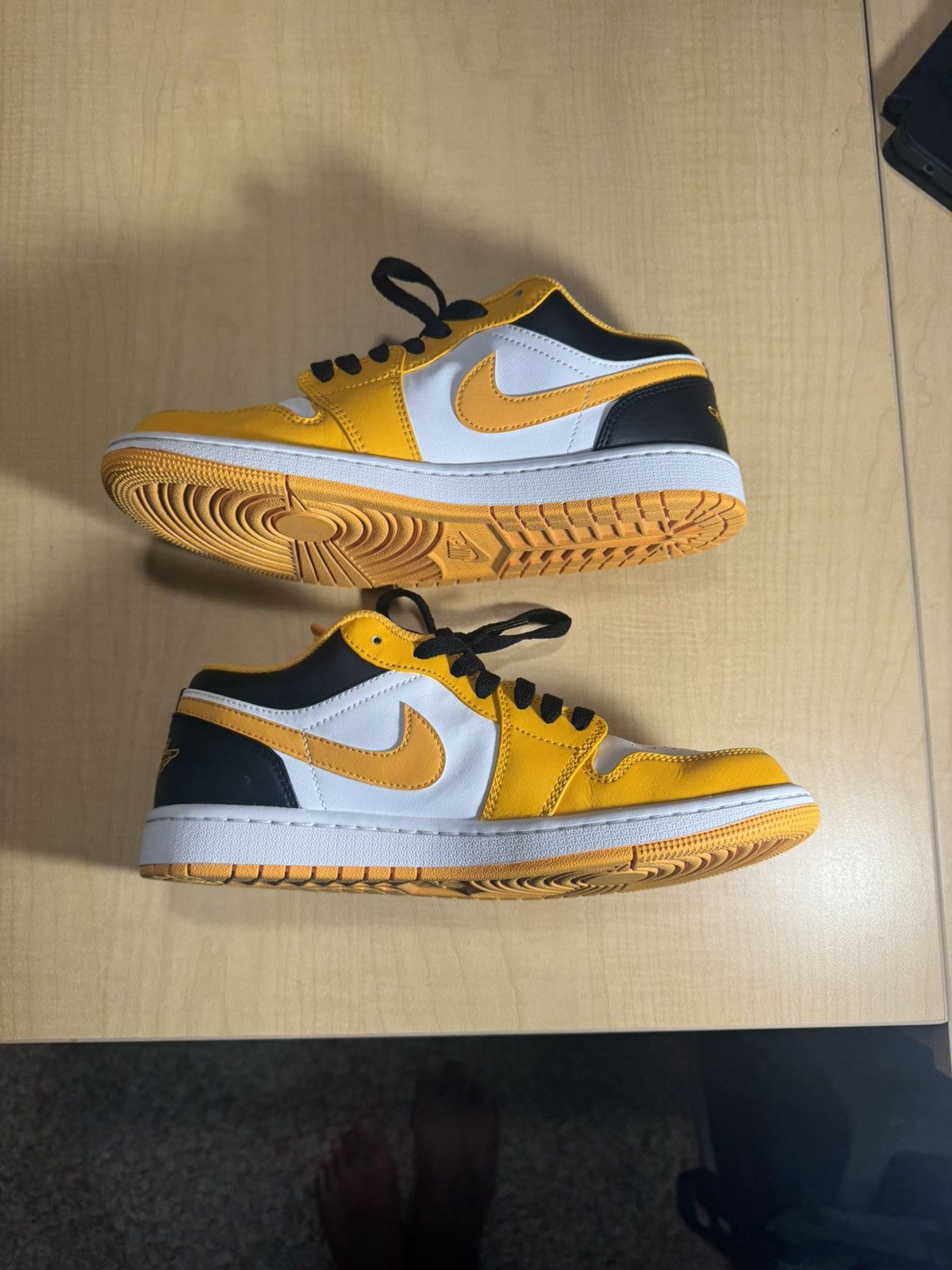 Jordan Brand × Nike Air Jordan Low Taxi White Size US 8 / EU 41 - 2 Thumbnail