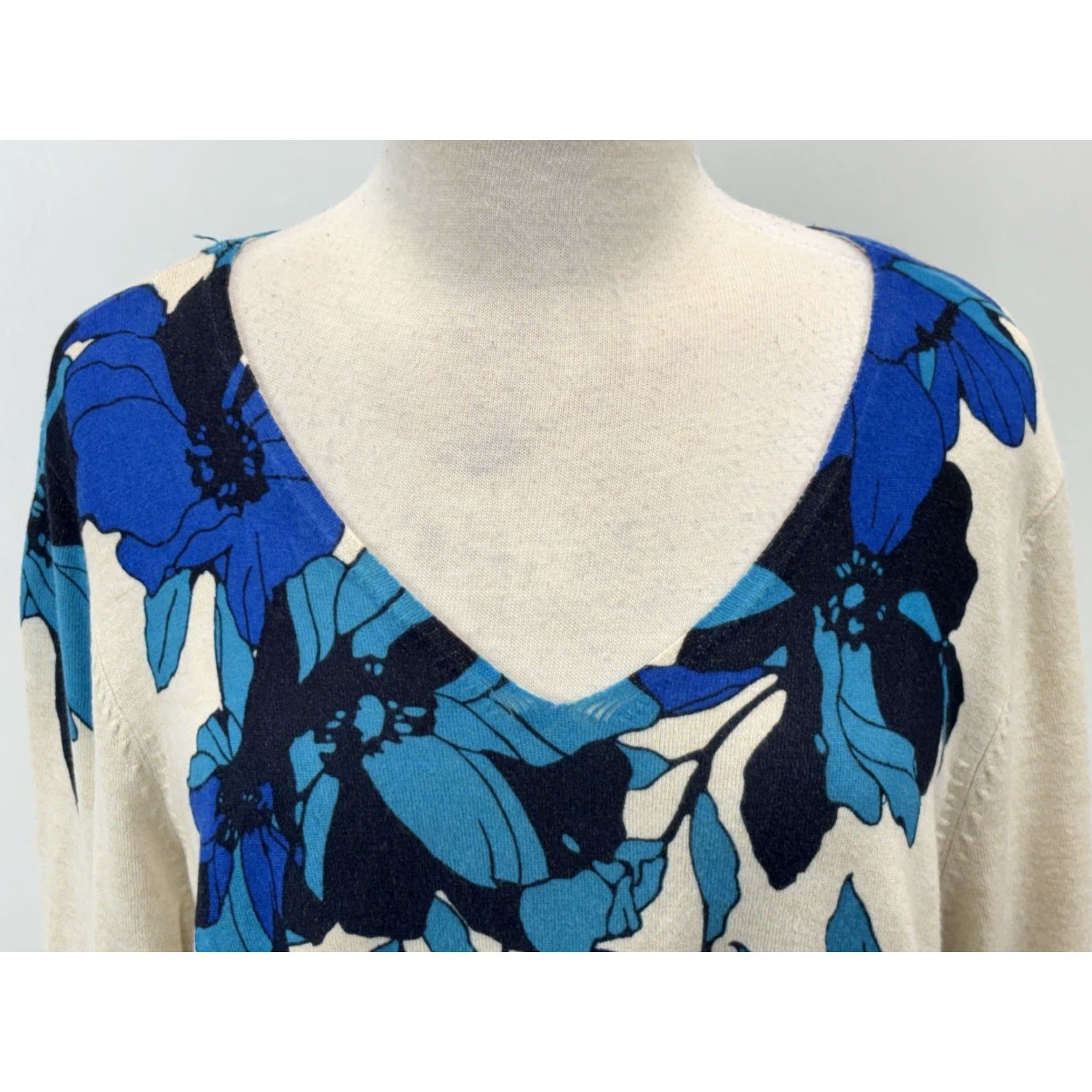 Vintage Chicos Floral Knit Sweater Tunic Women’s XL Ivory Blue V-Neck Lightweight Knit Style Tight-Knit Size XL / US 12-14 / IT 48-50 - 5 Thumbnail