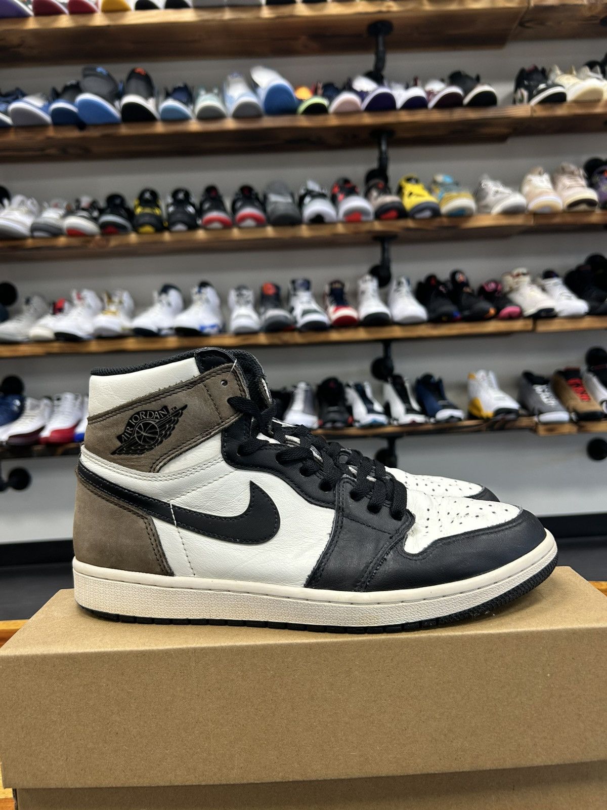Jordan Brand Jordan 1 Retro High “Dark Mocha” Size US 10 / EU 43 - 1 Thumbnail