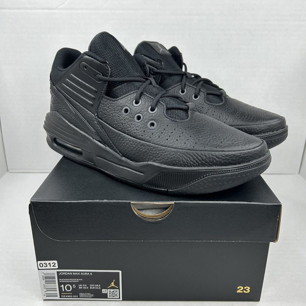 image of Nike Air Jordan Max Aurora 5 Men Size 10.5 Shoes in Black