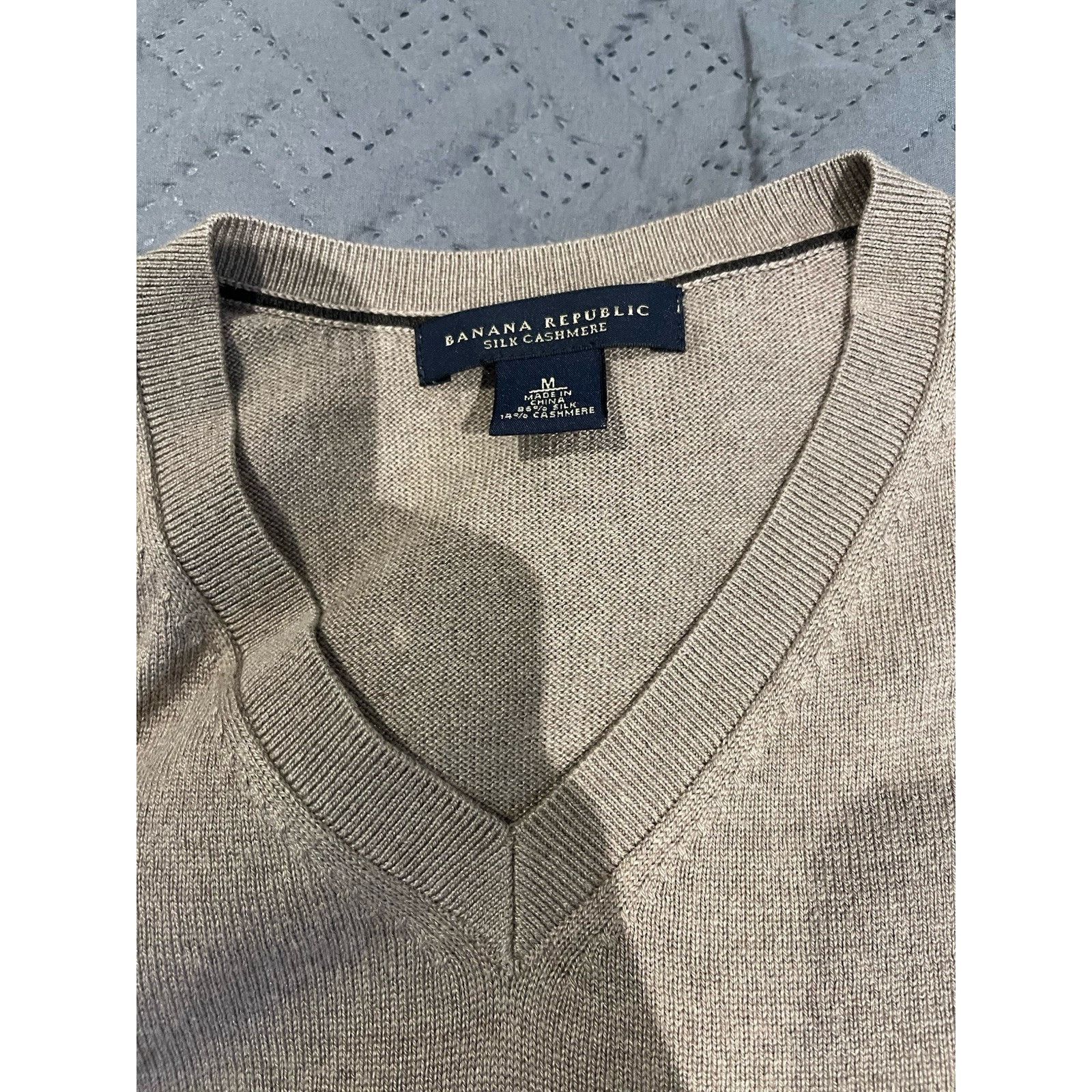 Banana Republic Banana Republic Men's M Silk Cashmere blend v-neck sweater Size US M / EU 48-50 / 2 - 7 Thumbnail