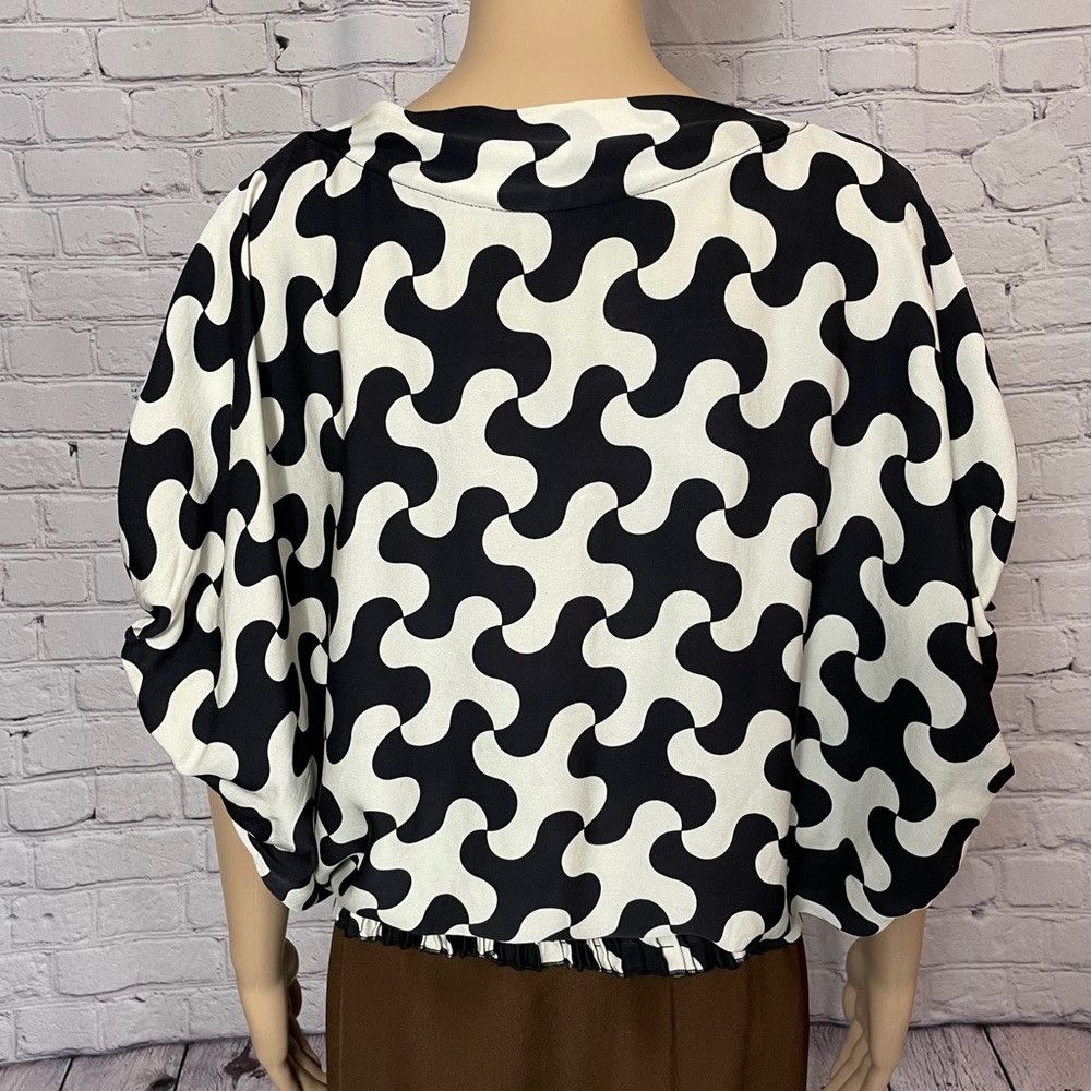 Diane von Furstenberg Diane Von Furstenberg Silk Black White Short Sleeve Blouse Size XS / US 0-2 / IT 36-38 - 6 Thumbnail