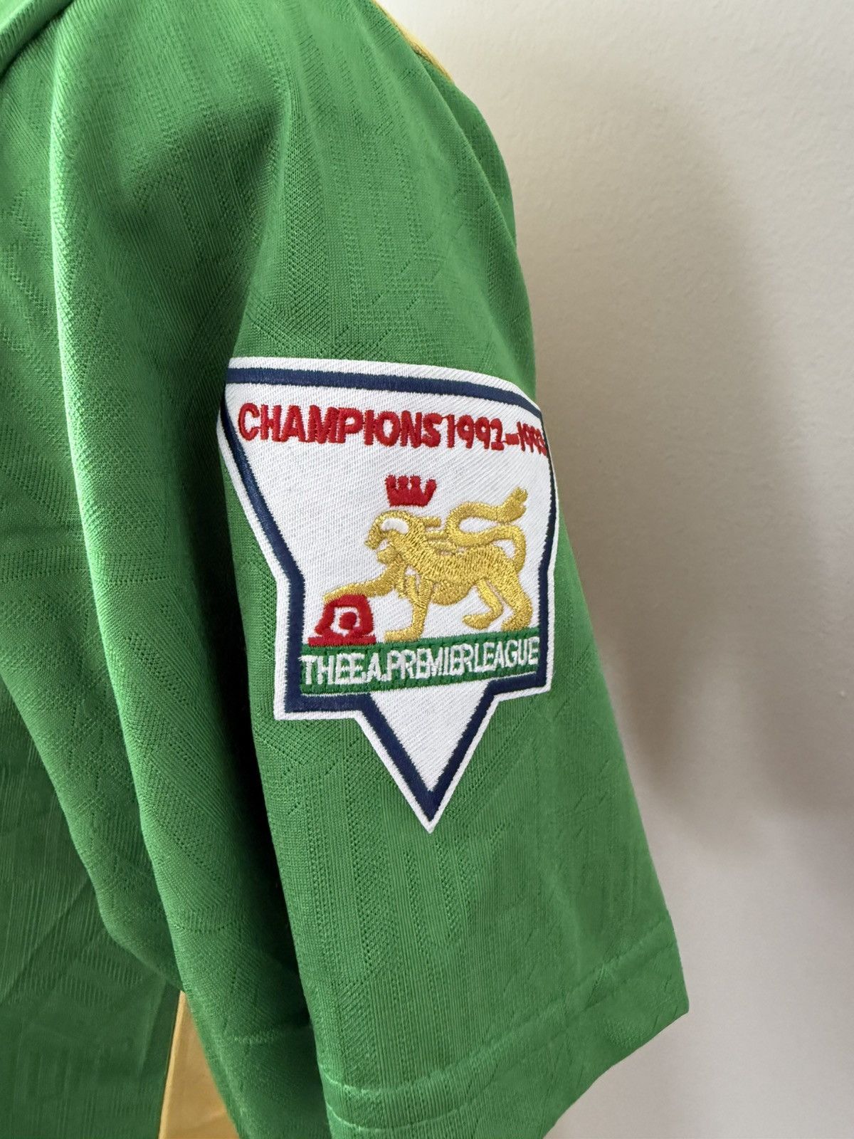 Umbro Eric Cantona Manchester United New Men’s UMBRO Soccer Jersey Size US S / EU 44-46 / 1 - 9 Thumbnail