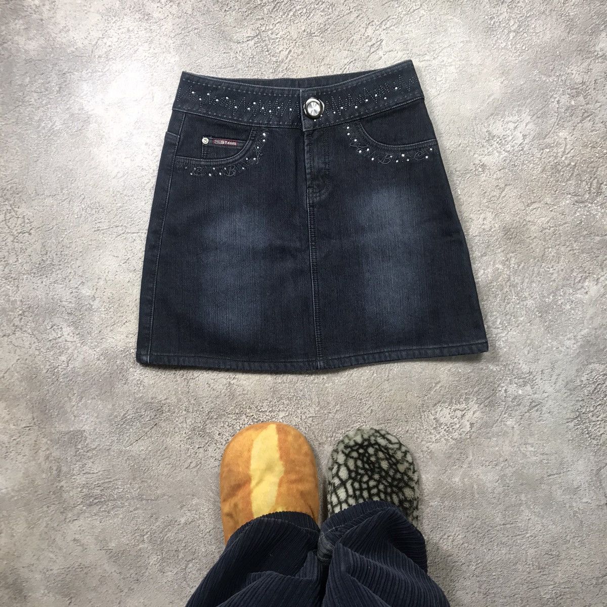 Vintage Y2K Vintage Studded Midi Skirt Dark Wash Streetwear Slim 27 Size 27" / US 4 / IT 40 - 1 Thumbnail