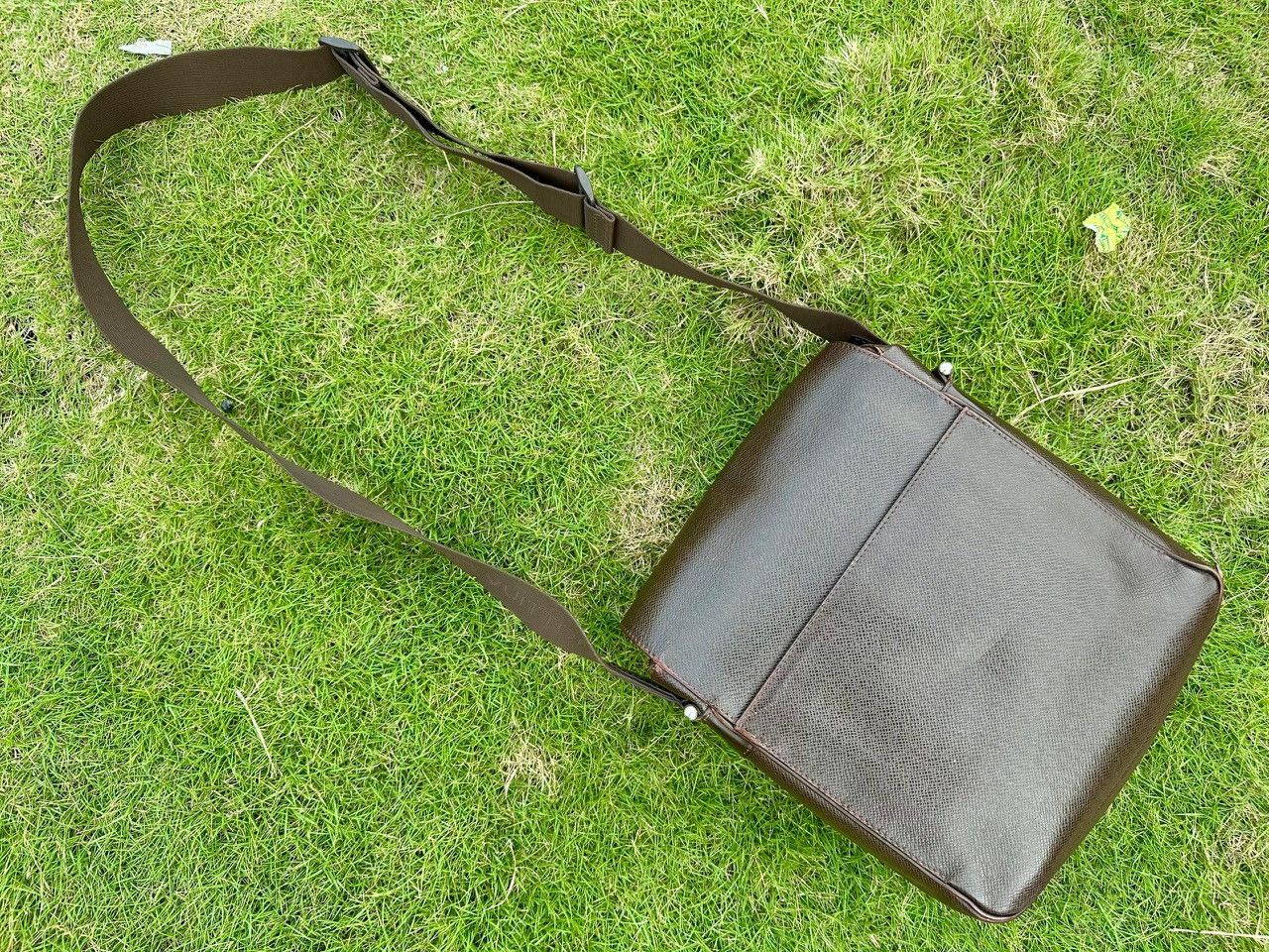 Louis Vuitton Authentic Louis Vuitton Grizzli Taiga Yaranga Porte Appareil Size ONE SIZE - 14 Thumbnail