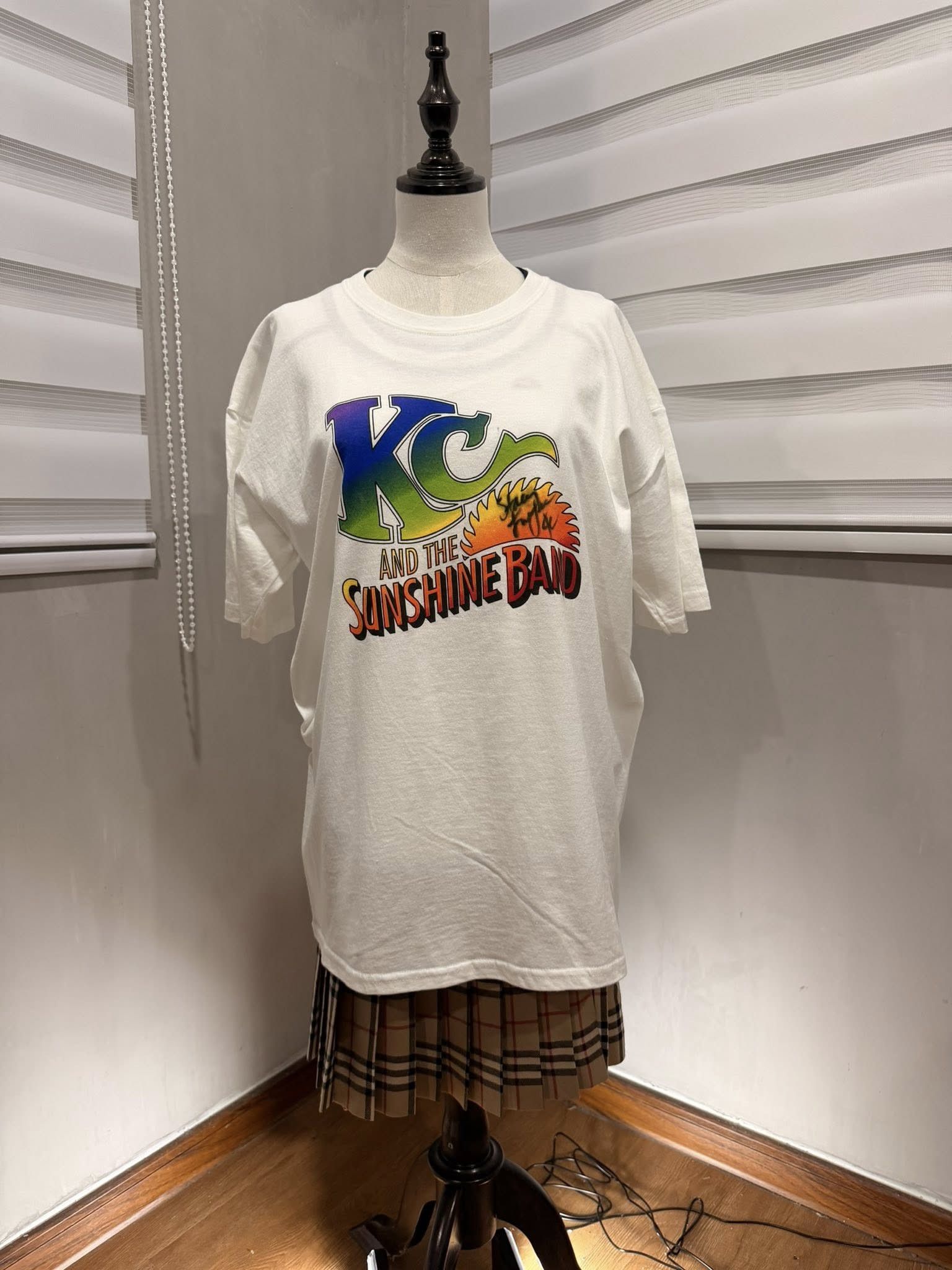Band Tees Vintage KC AND THE SUNSHINE BAND with signature M 2764 Size US M / EU 48-50 / 2 - 3 Thumbnail