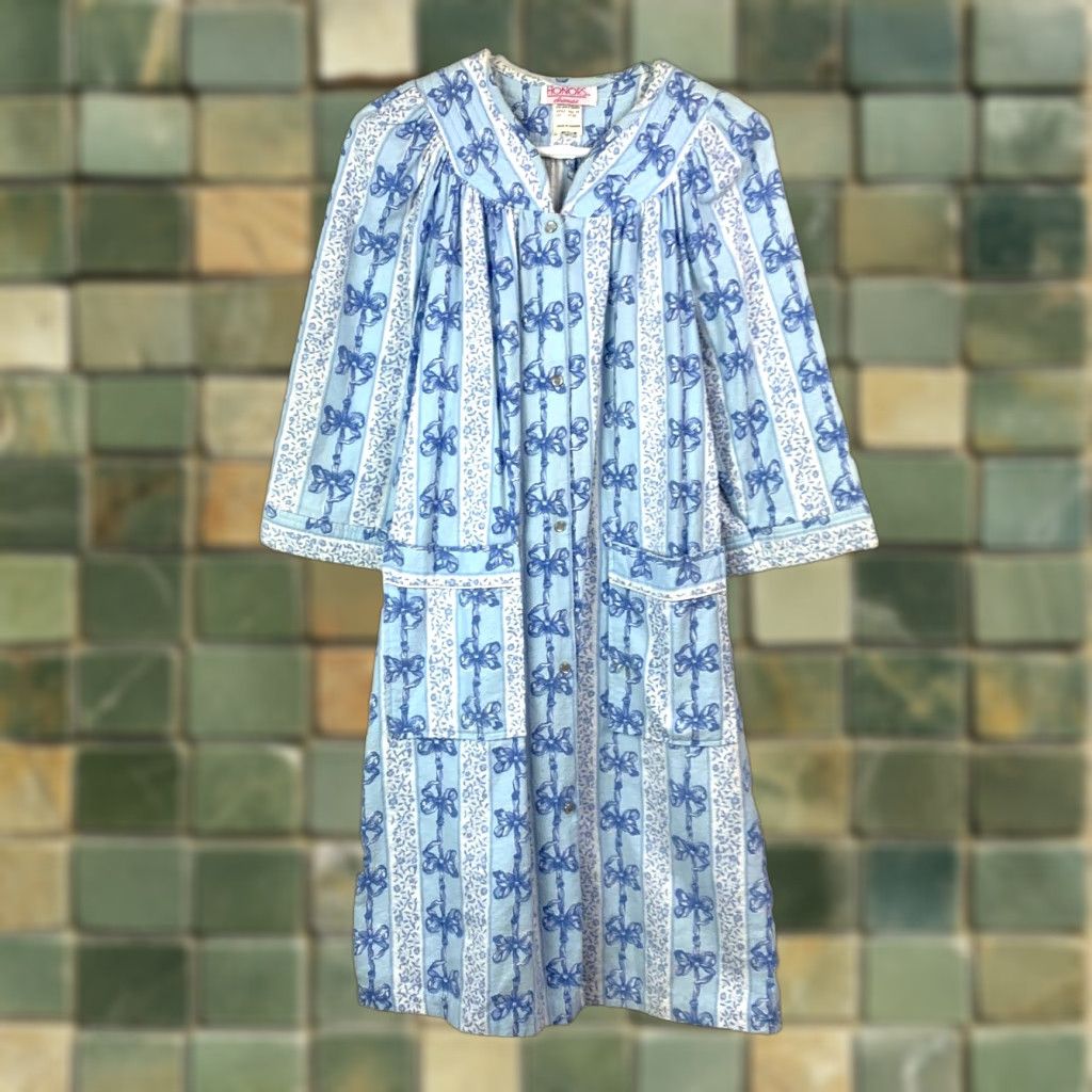 Vintage Vintage Honors Intimates Floral Blue Flannel Nightgown Robe M Medium 90s 80s Cotton Blue Floral Nightgown Robe Mens Womens (adjust to end with Womens) Size ONE SIZE - 1 Thumbnail