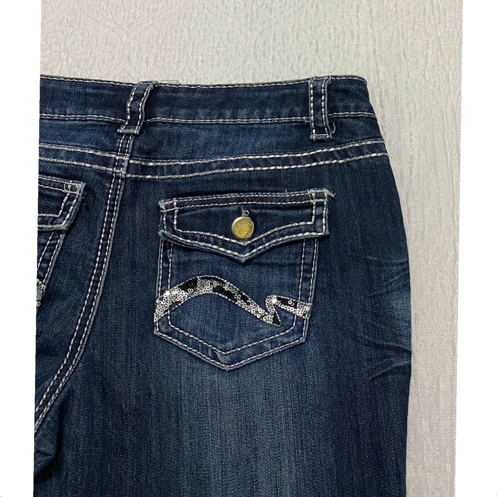 Mossimo Mossimo Jeans Bootcut Womens 13 Blue Dark Wash Embellished Pockets Sequin Rhinestone Utility Style Flap Zipper Button Cotton Denim 33x33 Size 34" / US 12 / IT 48 - 2 Thumbnail