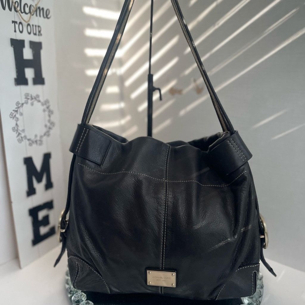 Michael Kors Micheal Kors Black Leather Shoulder Bag Size ONE SIZE - 1 Thumbnail