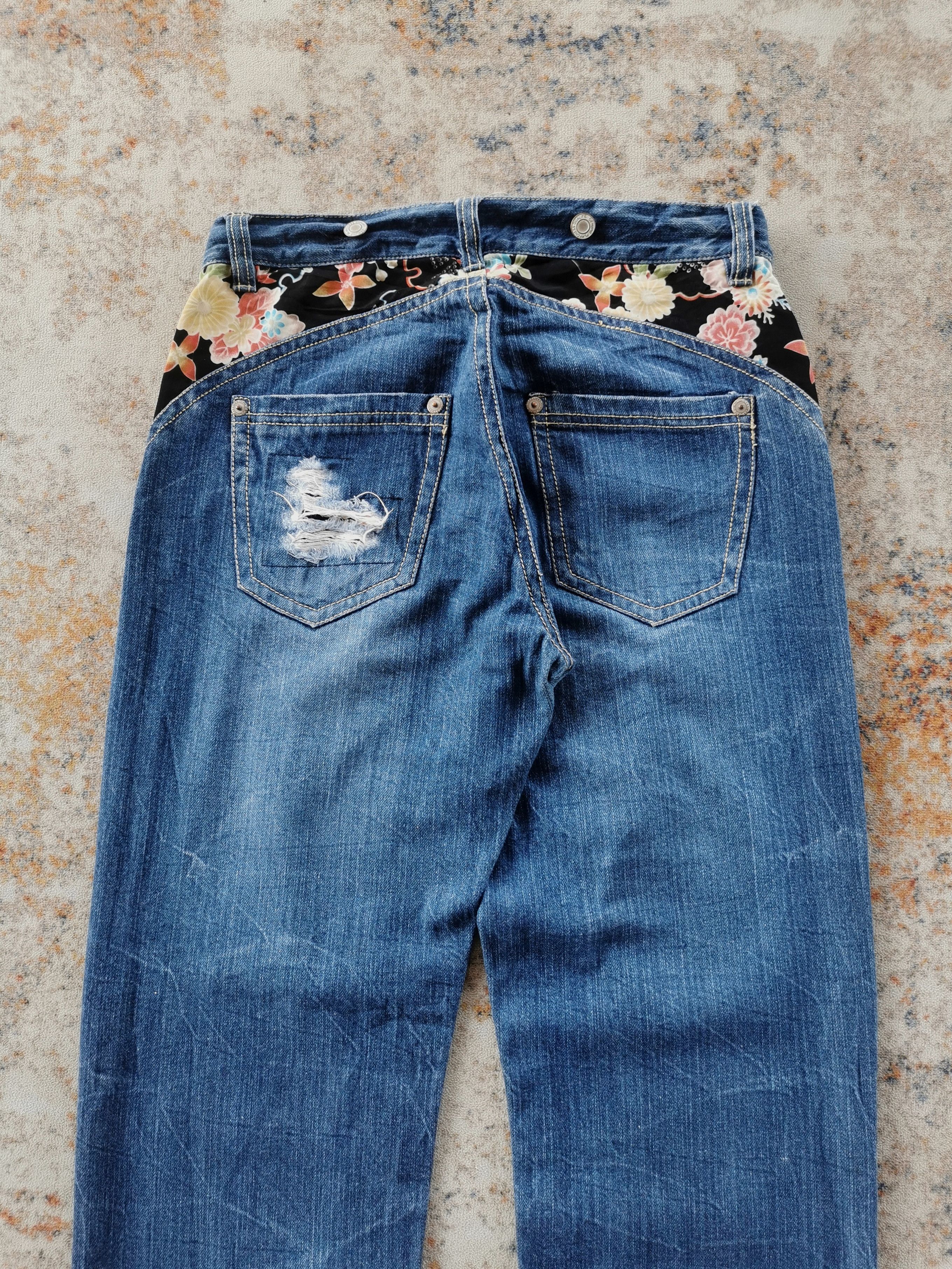Japanese Brand Distressed Denim Jeans Floral Pattern Waistband Size US 30 / EU 46 - 5 Thumbnail