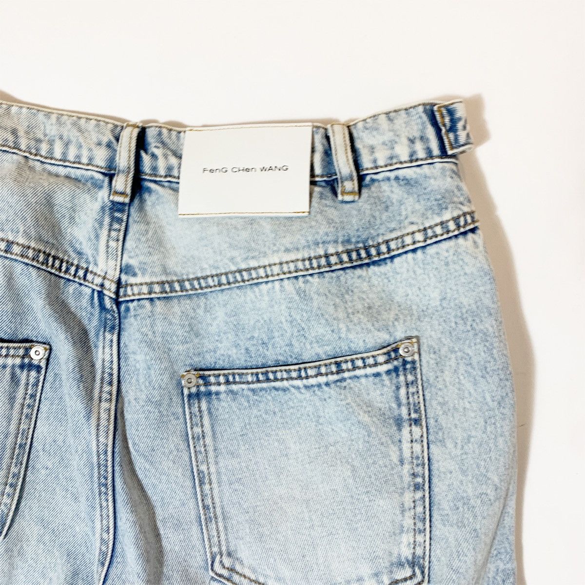 Feng Chen Wang Feng Chen Wang button side jeans in light wash blue Size US 34 / EU 50 - 4 Thumbnail