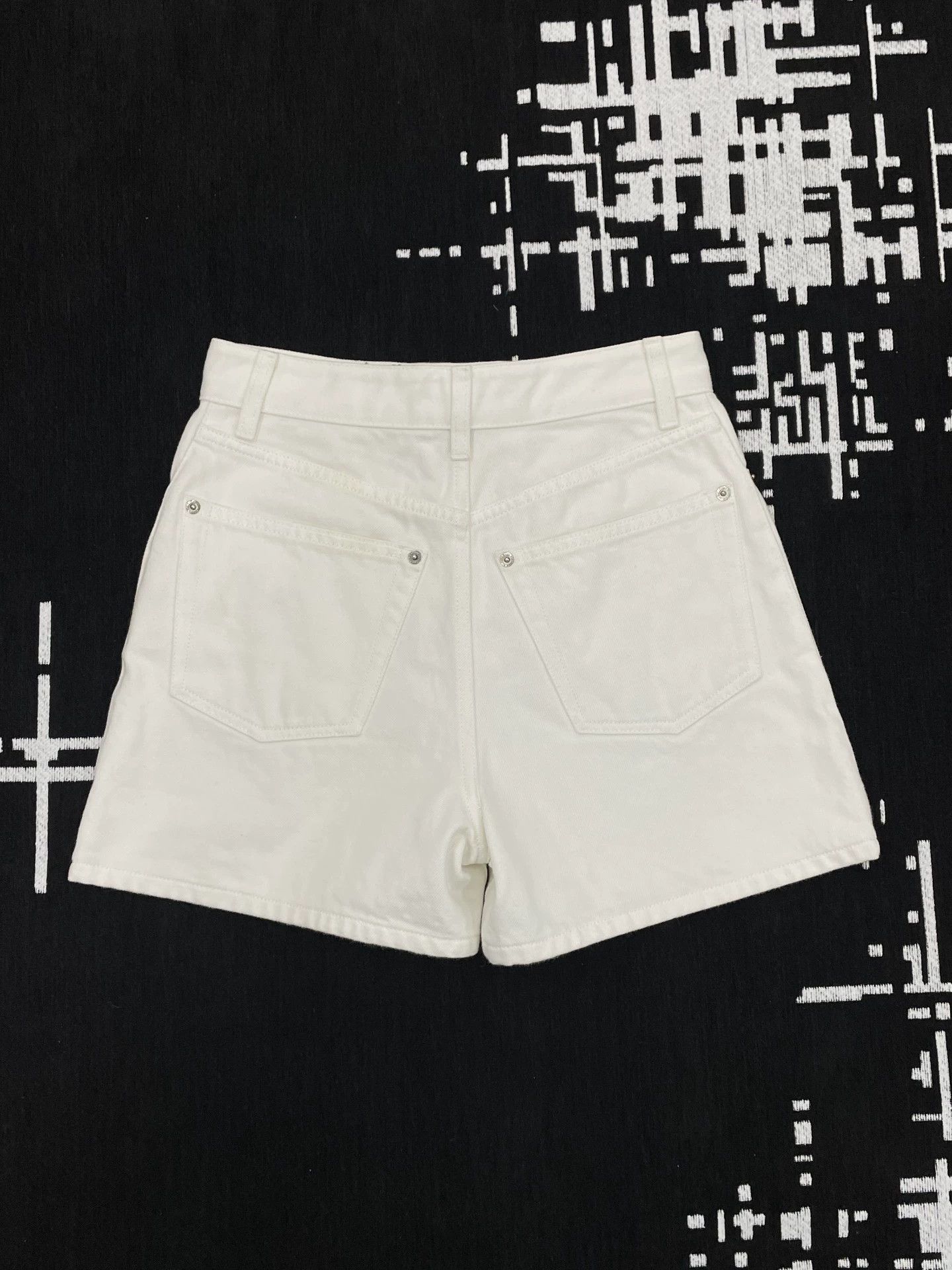 Louis Vuitton Louis Vuitton white colorblocked leather denim shorts 36 Size 26" / US 2 / IT 38 - 3 Thumbnail