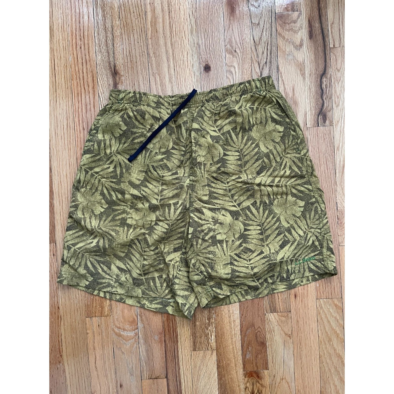 L.L. Bean LL Bean Men’s Supplex Nylon Shorts M tropical leaf print Size US 32 / EU 48 - 1 Thumbnail