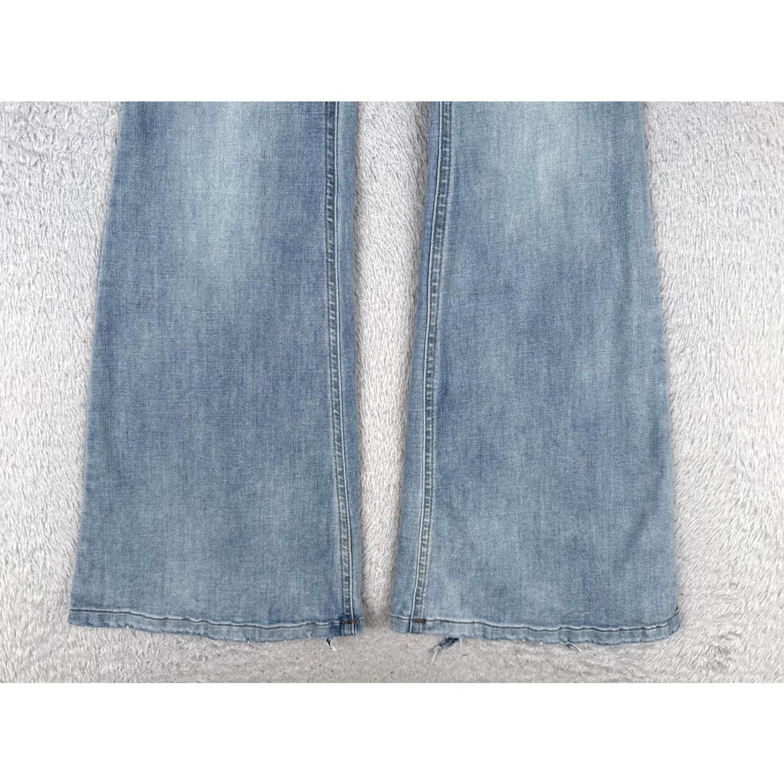 Vintage Wild Fable Jeans Women 00 Light Wash Regular Flare Bell Bottom Stretch Denim Zip Fly Button Front Pockets Mid Rise 32 Inseam Size 24" / US 00 / IT 34 - 2 Thumbnail