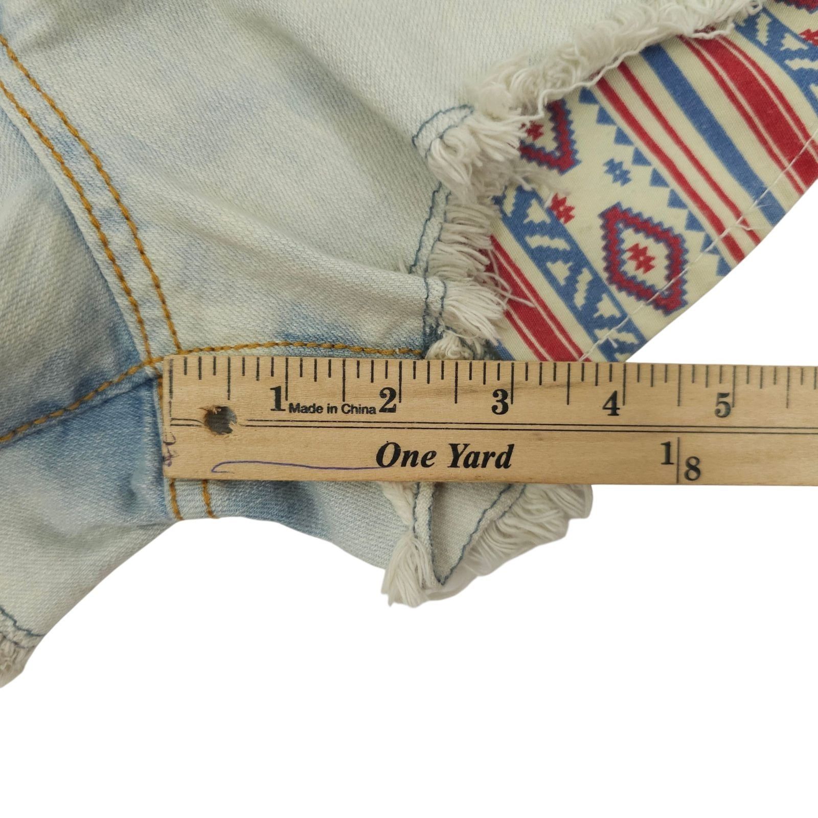 rue21 rue21 Denim Cutoff Shorts 7/8 Light Wash Distressed Aztec Bo Size 32" / US 10 / IT 46 - 5 Thumbnail