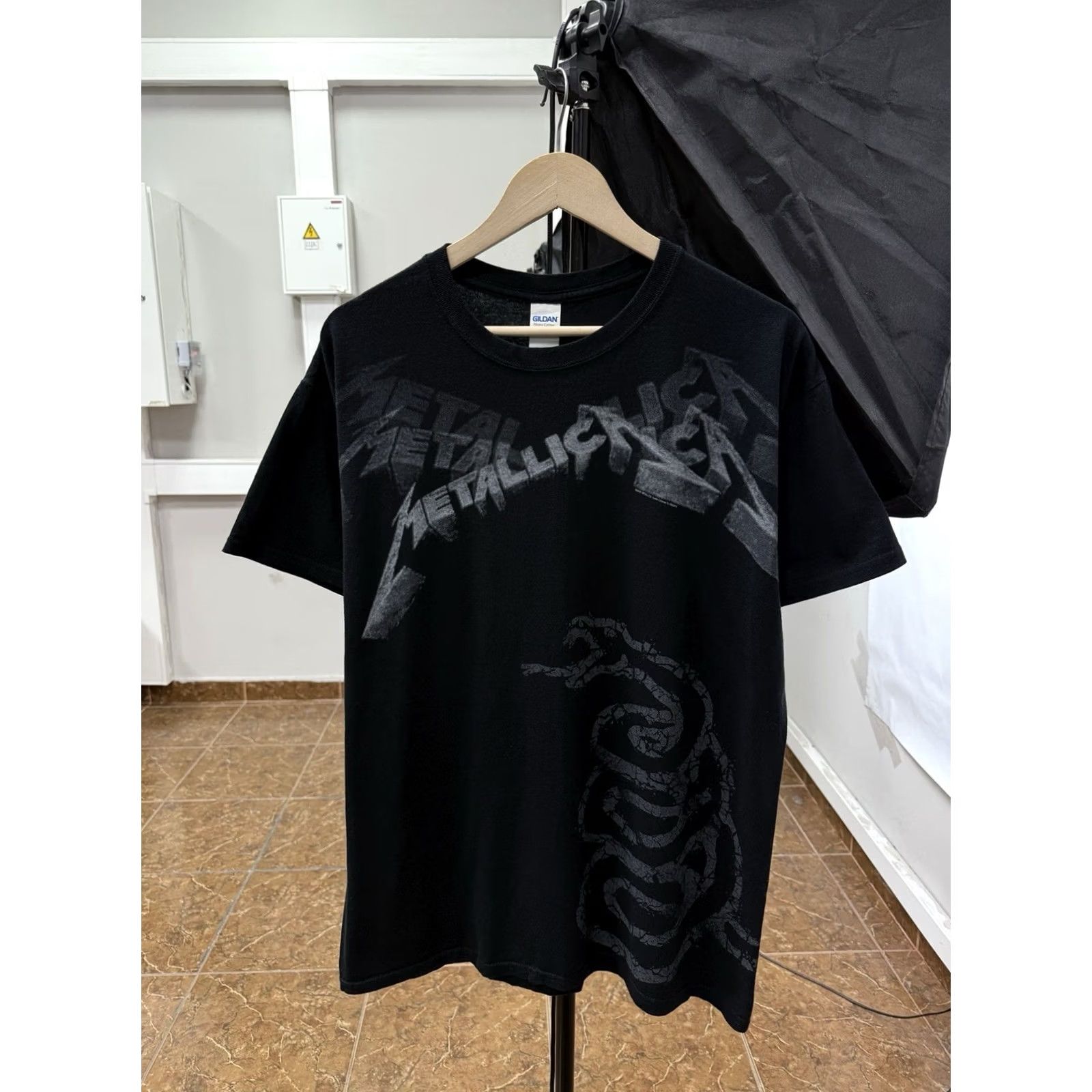 Gildan VINTAGE Metallica The Black Album Rock Bend T-Shirt Rare Size L Men Black Gildan Rock Mens T-Shirt Size US L / EU 52-54 / 3 - 2 Thumbnail