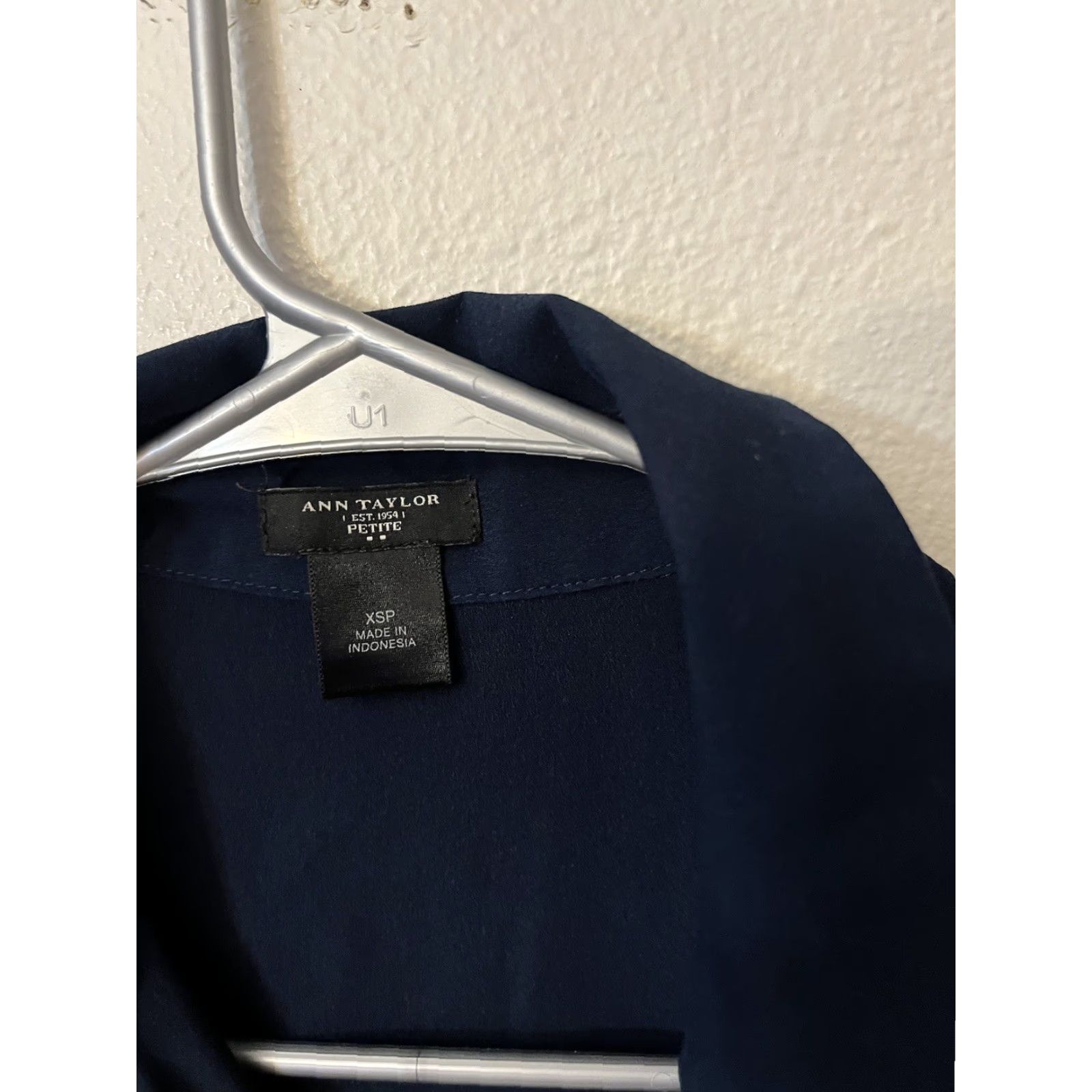 Vintage Ann Taylor Classic Navy Blue Button Down Sleeveless Blouse Petite PXS Womens Fashion Basic Size XS / US 0-2 / IT 36-38 - 2 Thumbnail