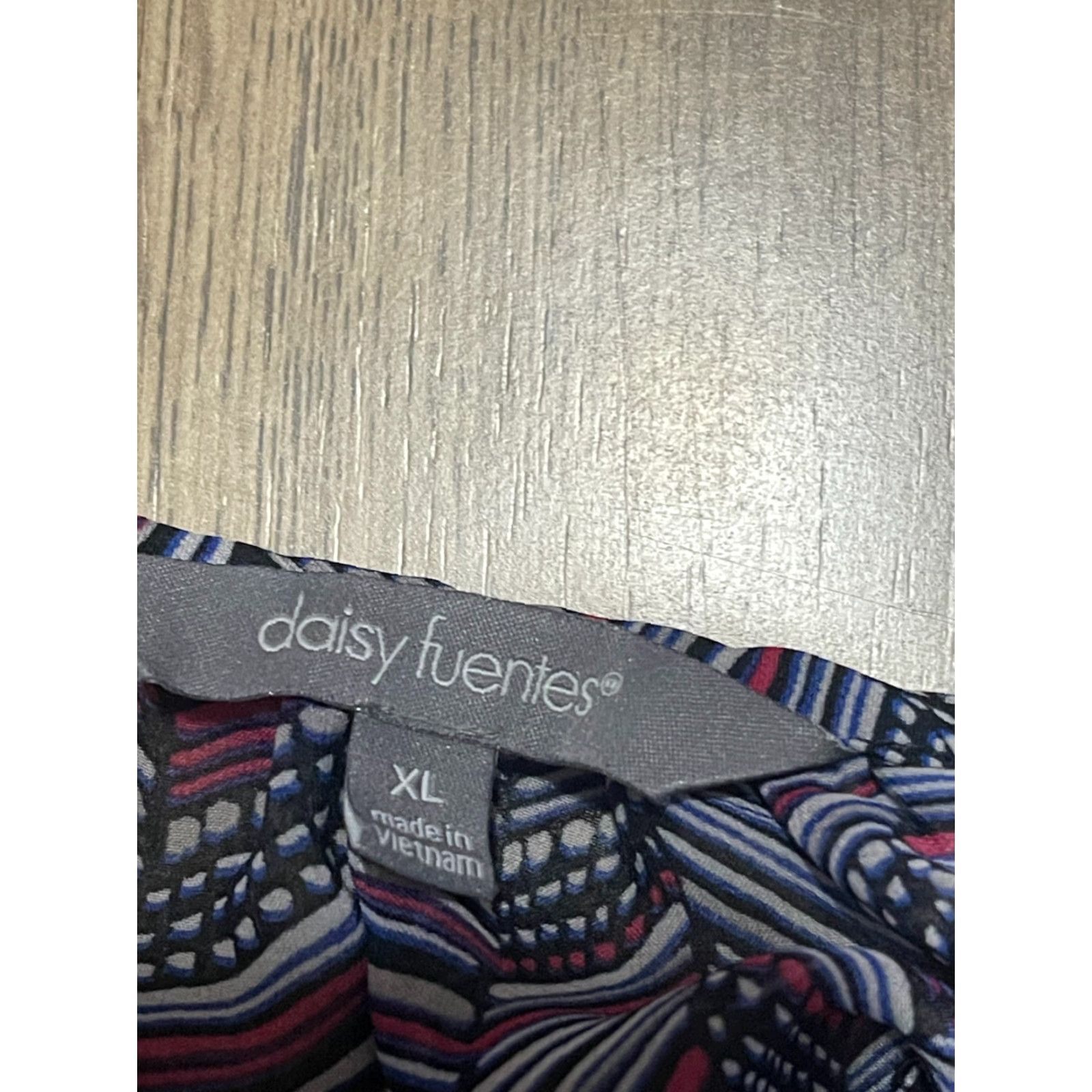 Vintage Daisy Fuentes Shirt Women's XL V-Neck Long Sleeve Red Blue Gray, T-Shirt, Casual, Regular Fit, Fall Spring Summer, Grey Size XL / US 12-14 / IT 48-50 - 7 Thumbnail