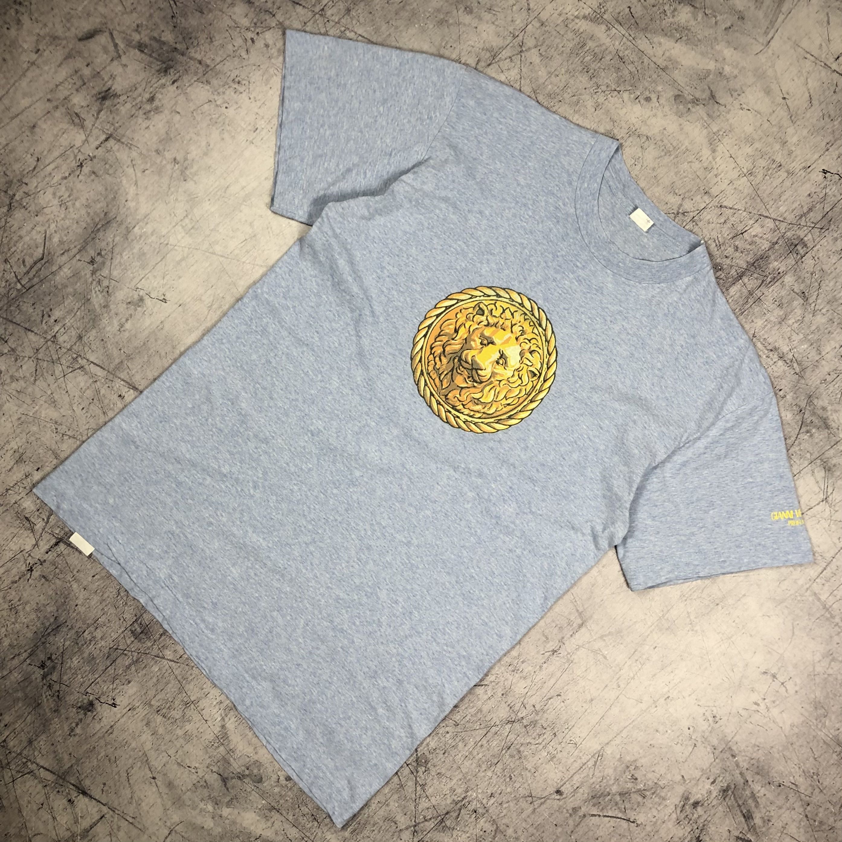 Versace Vintage 90s Gianni Versace Profumi Lion Baroque Rare Tee Size US L / EU 52-54 / 3 - 3 Thumbnail