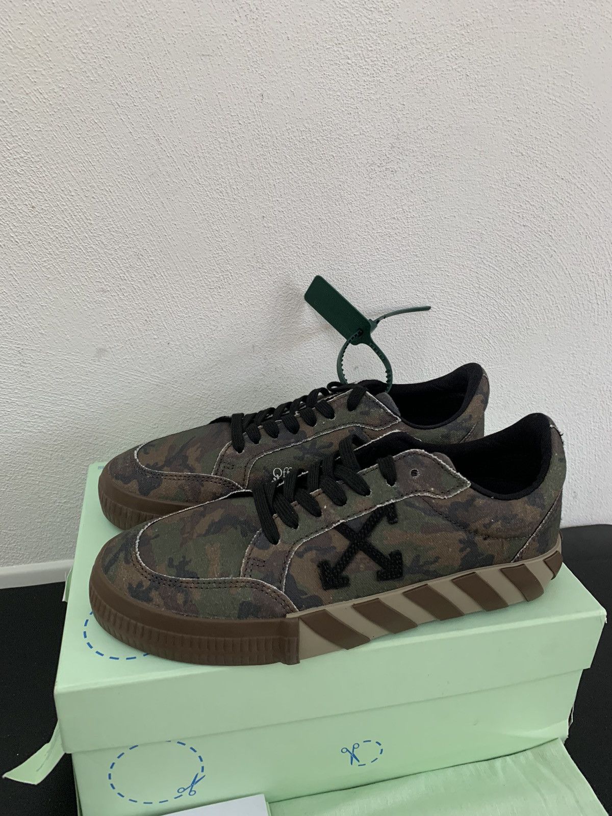 Off-White OFF-WHITE LOW VULCANIZED CAMO CANVAS Size US 7 / EU 40 - 1 Thumbnail