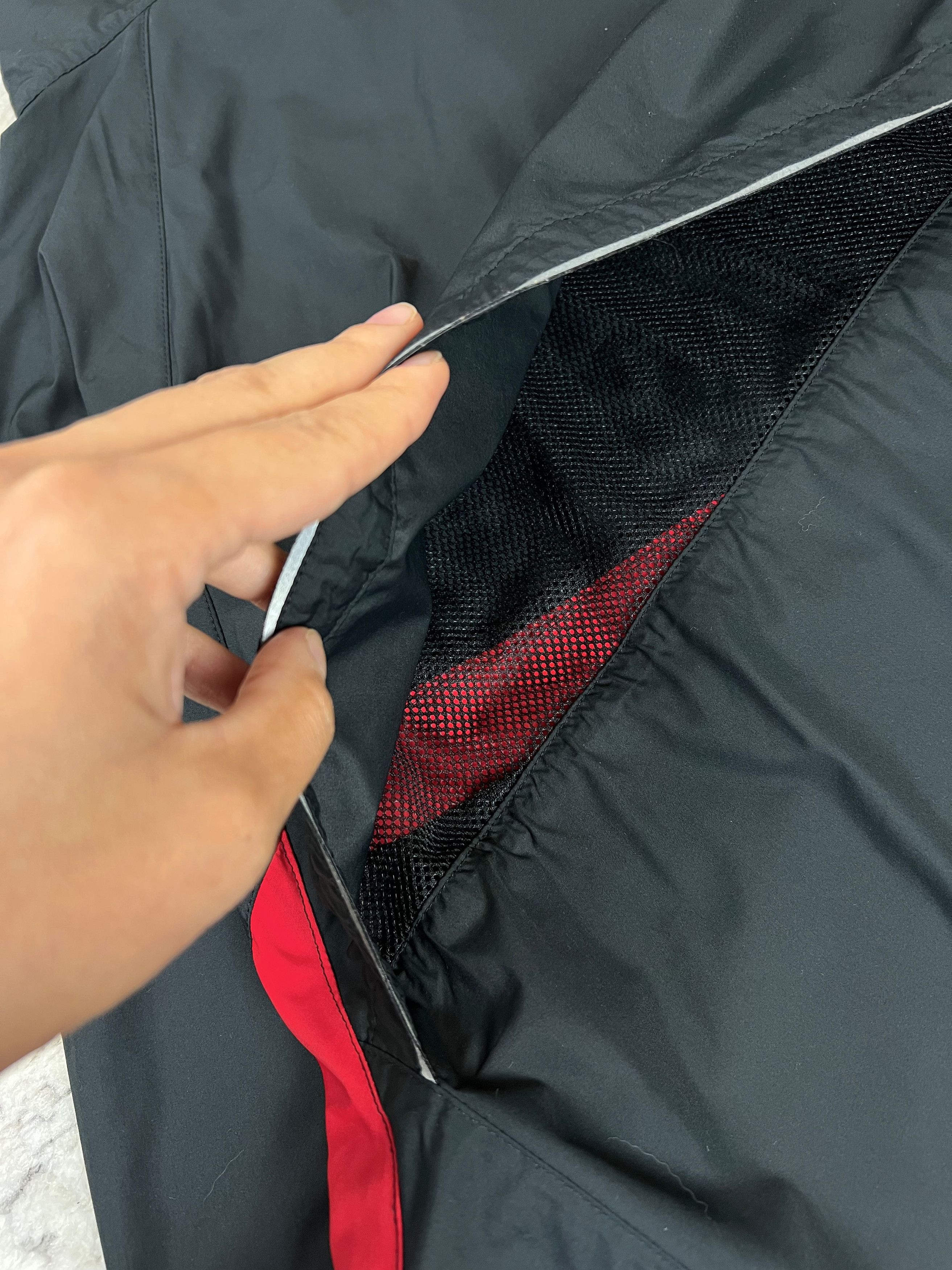 Nike Nike Training Windbreaker Light Jacket Black/Red Reflective Size US XXL / EU 58 / 5 - 6 Thumbnail