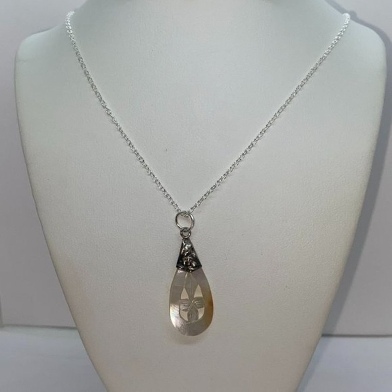 Handmade Silver-Tone Iridescent Shell Pendant Necklace Size ONE SIZE - 1 Thumbnail