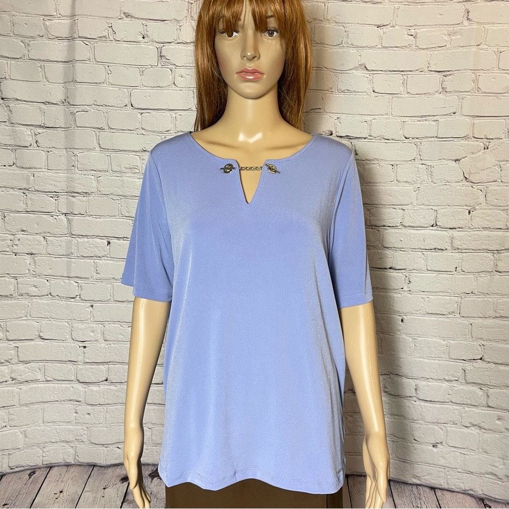 Elie Tahari NWT New Tahari Lilac V-neck Short Sleeve Top Size L Size L / US 10 / IT 46 - 1 Thumbnail