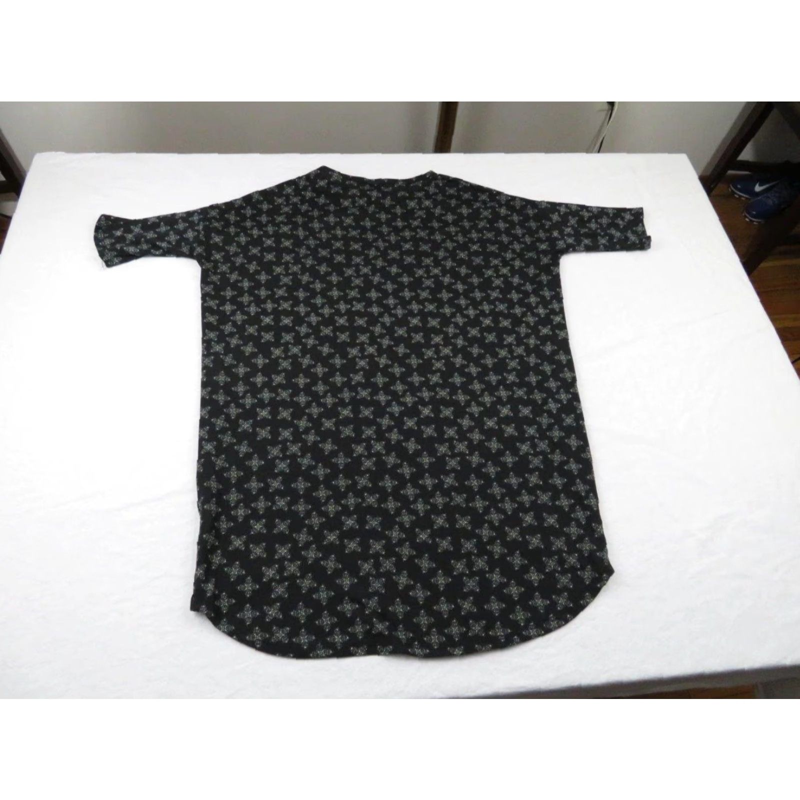 Vintage LuLaRoe Women's Black Geometric Tunic Shirt Size XXS Ninja Stars Irma Shirt Tunic Womens XS(XXS) Black Geometric Stars Ninja 2010s Vintage? Size XXS / US 00 / IT 34 - 5 Thumbnail