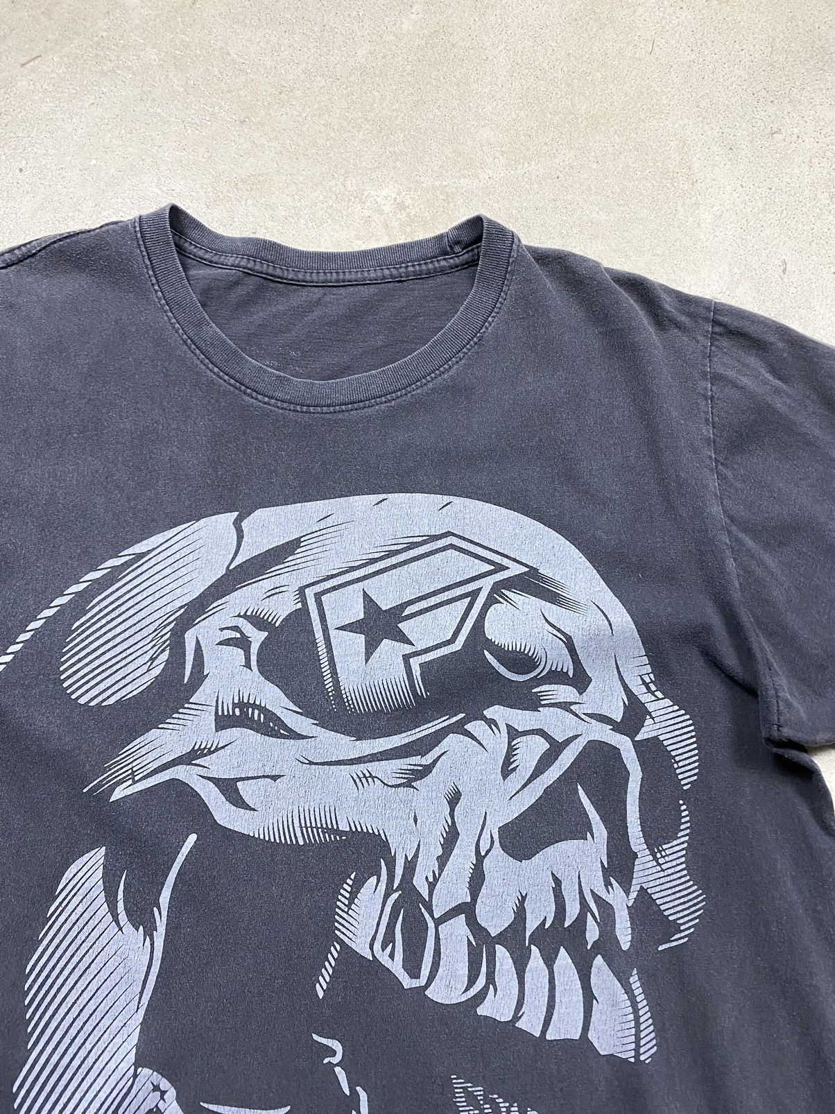 Famous Stars And Straps Rare! Vintage 2000’s Famous Stars And Straps Scull T Shirt Size US M / EU 48-50 / 2 - 4 Thumbnail