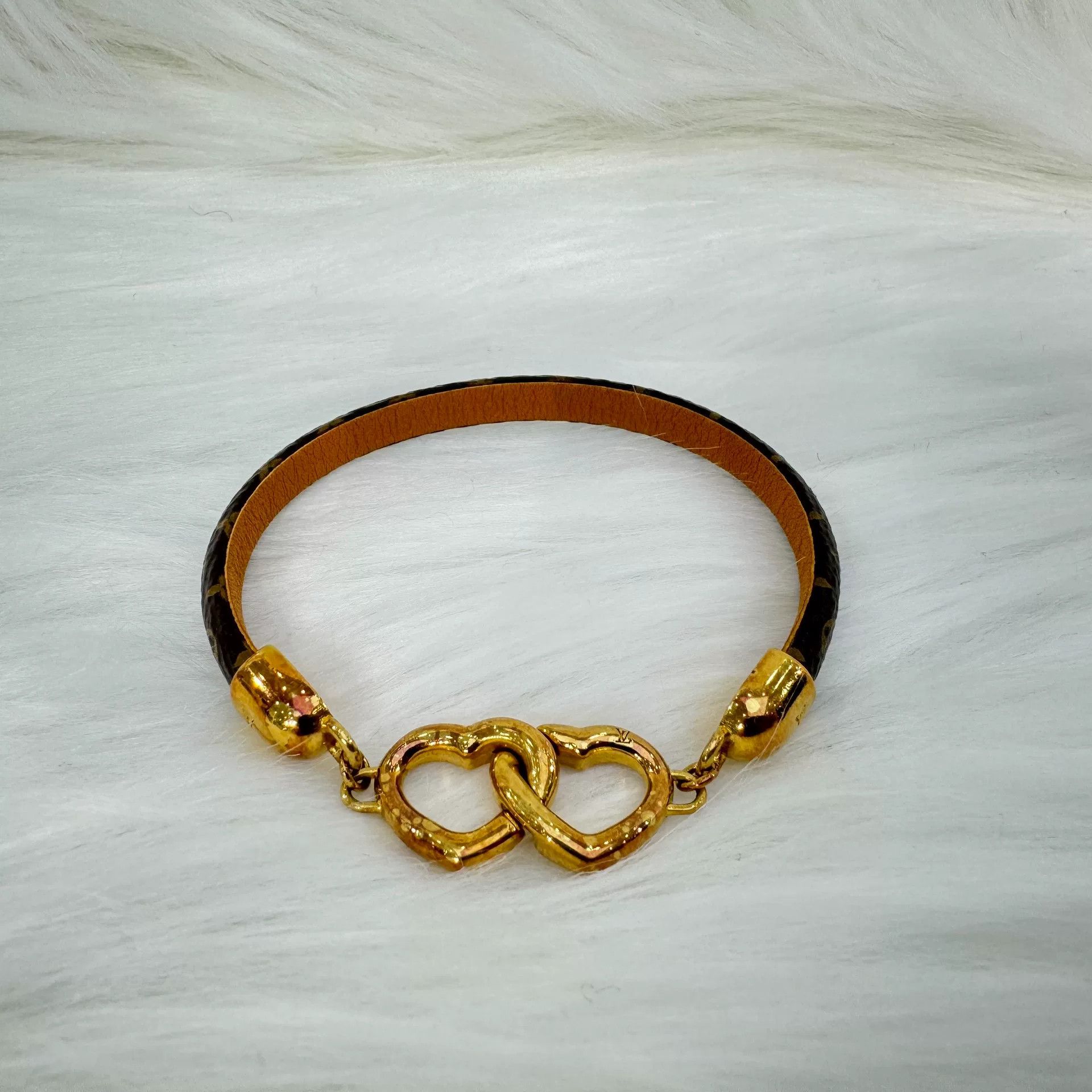 Louis Vuitton LV Say Yes Leather Bracelet Gold Heart Size ONE SIZE - 1 Thumbnail