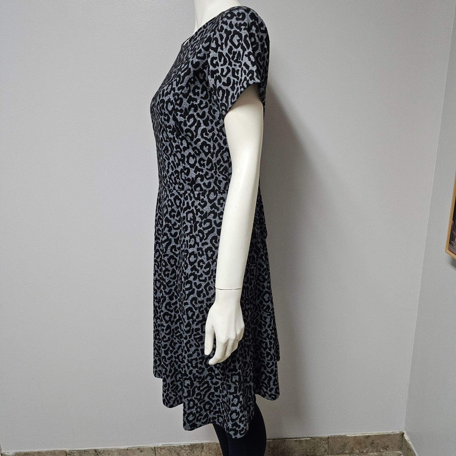 Loft Ann Taylor LOFT Gray/Black Animal Print Swing Knit Dress sz6 Size M / US 6-8 / IT 42-44 - 4 Thumbnail