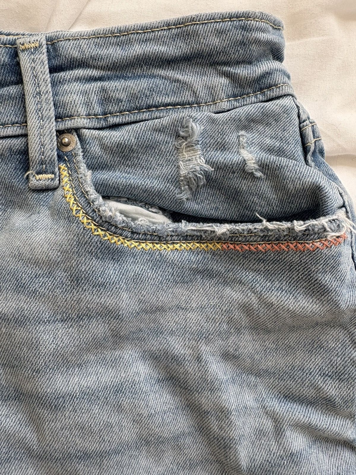 Levi's Levi upcycled embroidered mid rise denim shorts W27 Size 27" / US 4 / IT 40 - 2 Thumbnail