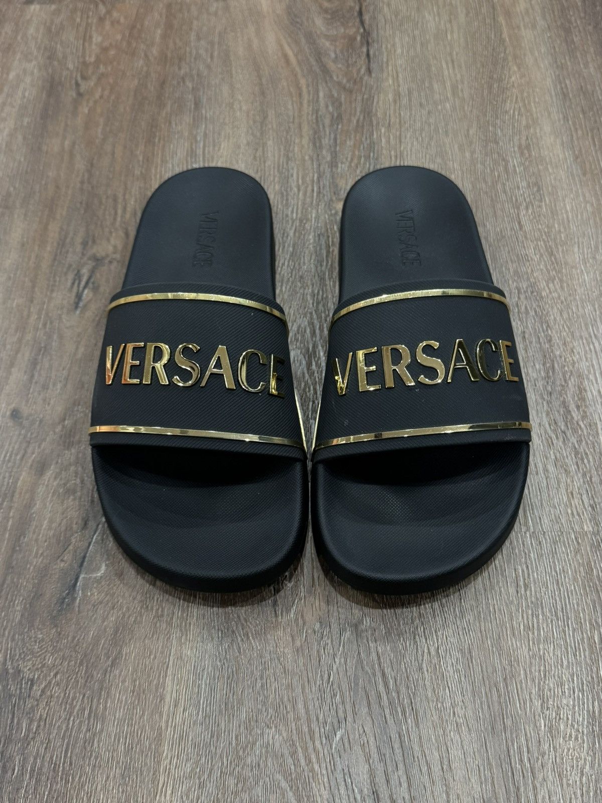 Versace VERSACE logo-embossed slides Size US 10 / EU 43 - 1 Thumbnail