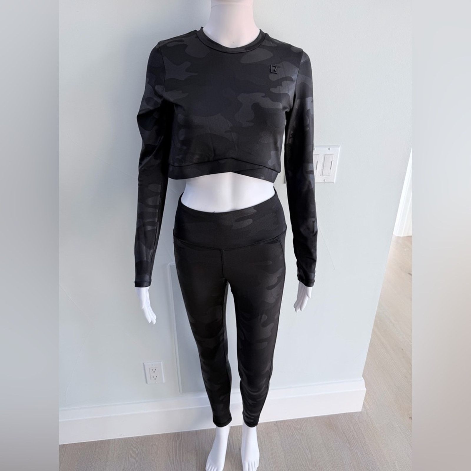 Rudsak New Rudsak Black Camouflage Long Sleeve Crop Top & Leggings Size 28" / US 6 / IT 42 - 1 Thumbnail