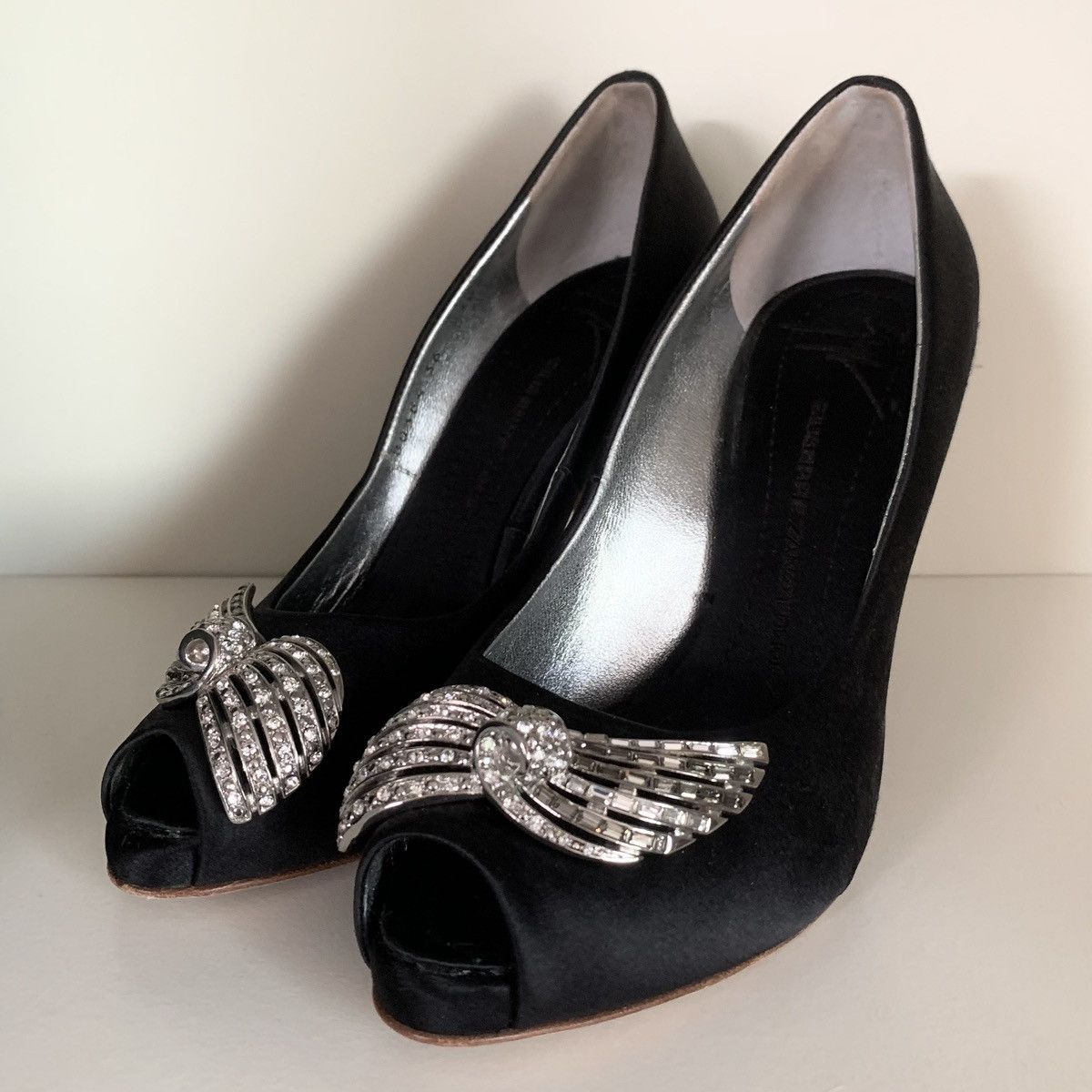 Giuseppe Zanotti Giuseppe Zanotti crystal bow black satin pumps Size US 6 / IT 36 - 4 Thumbnail