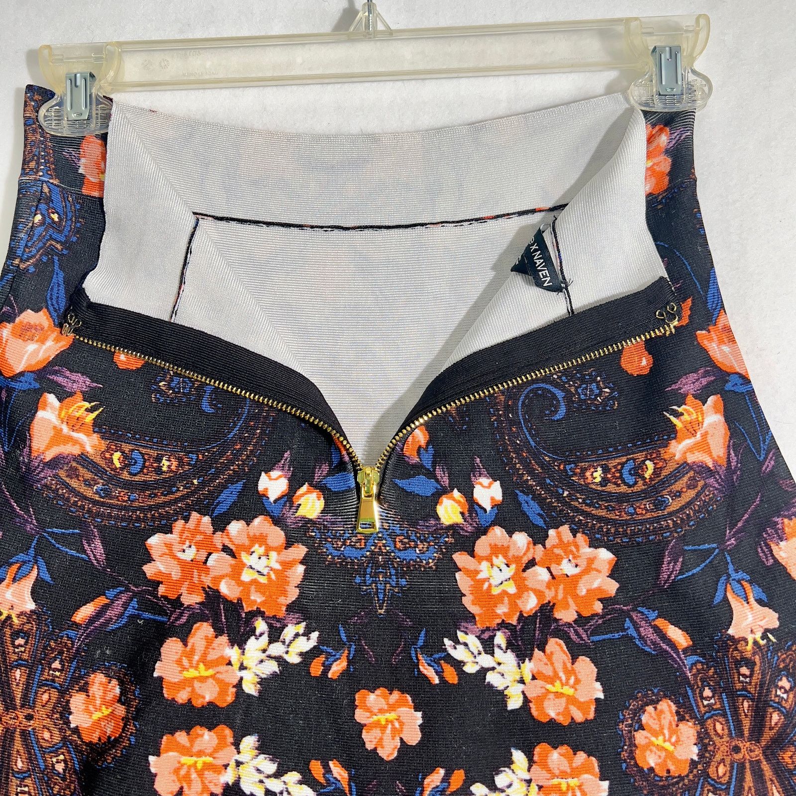 Bebe bebe x Naven Mini-Skirt Medium Floral Paisley STRETCHY Zip Size 26" / US 2 / IT 38 - 10 Thumbnail