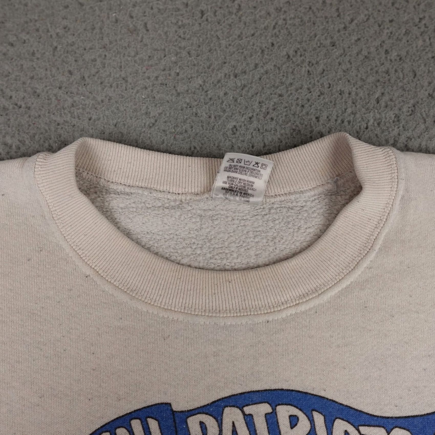 Fruit Of The Loom VINTAGE Fruit of the Loom Sweatshirt Mens Large White Mini Patriots Crewneck 90s Size US L / EU 52-54 / 3 - 6 Thumbnail