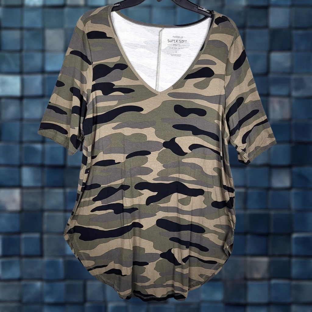 Torrid Torrid V-Neck CAMOFLAGE TOP Sz 1 T-Shirt Shirt Multicolor Knit Short Sleeve All Seasons Regular Women 90s Love Casual Modern Tops Size XS / US 0-2 / IT 36-38 - 1 Thumbnail