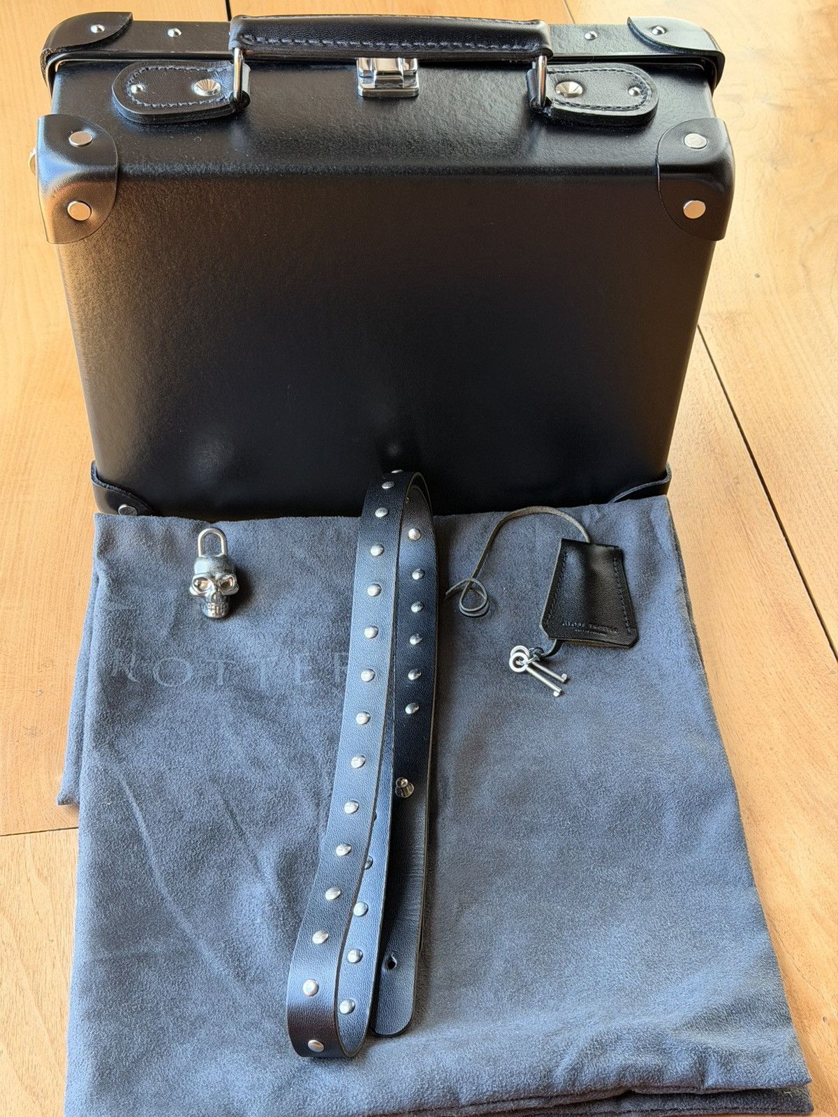 Globe-Trotter Rare Alexander McQueen Globe-Trotter Studded Leather Bag Size ONE SIZE - 2 Thumbnail