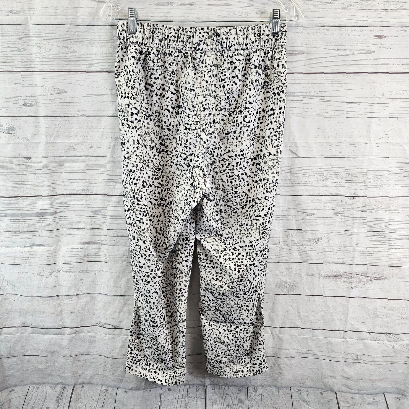 Old Navy Old Navy Active Womens StretchTech Cropped Pants Sz Medium White Green Size 32" / US 10 / IT 46 - 3 Thumbnail