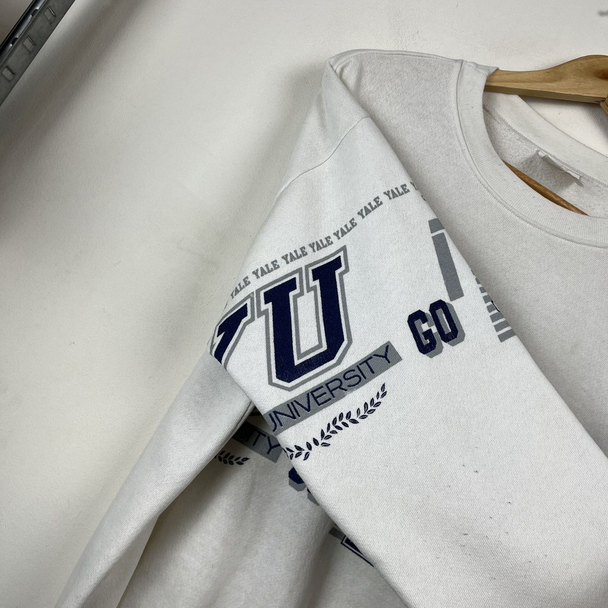 Vintage 90s Vintage Sweatshirt Yale Bulldogs box Fit Made in USA Size US L / EU 52-54 / 3 - 8 Thumbnail