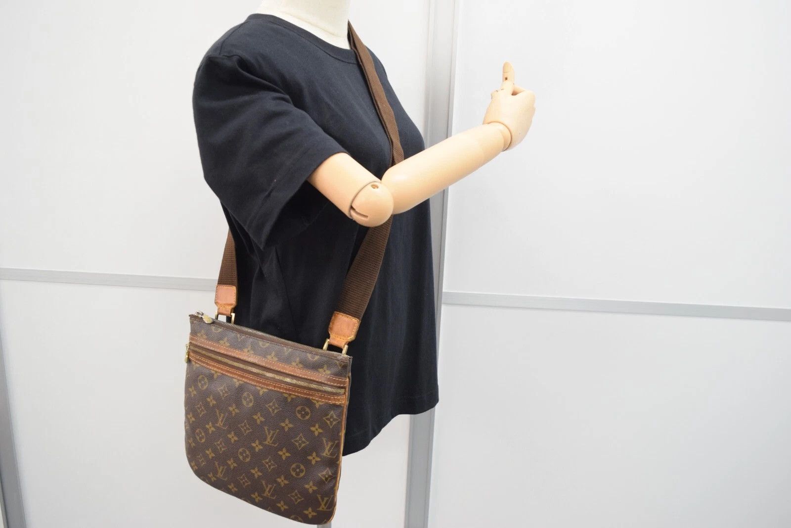 Louis Vuitton Louis Vuitton Pochette Bosphore CrossbodyBag Monogram M40044 Size ONE SIZE - 2 Thumbnail